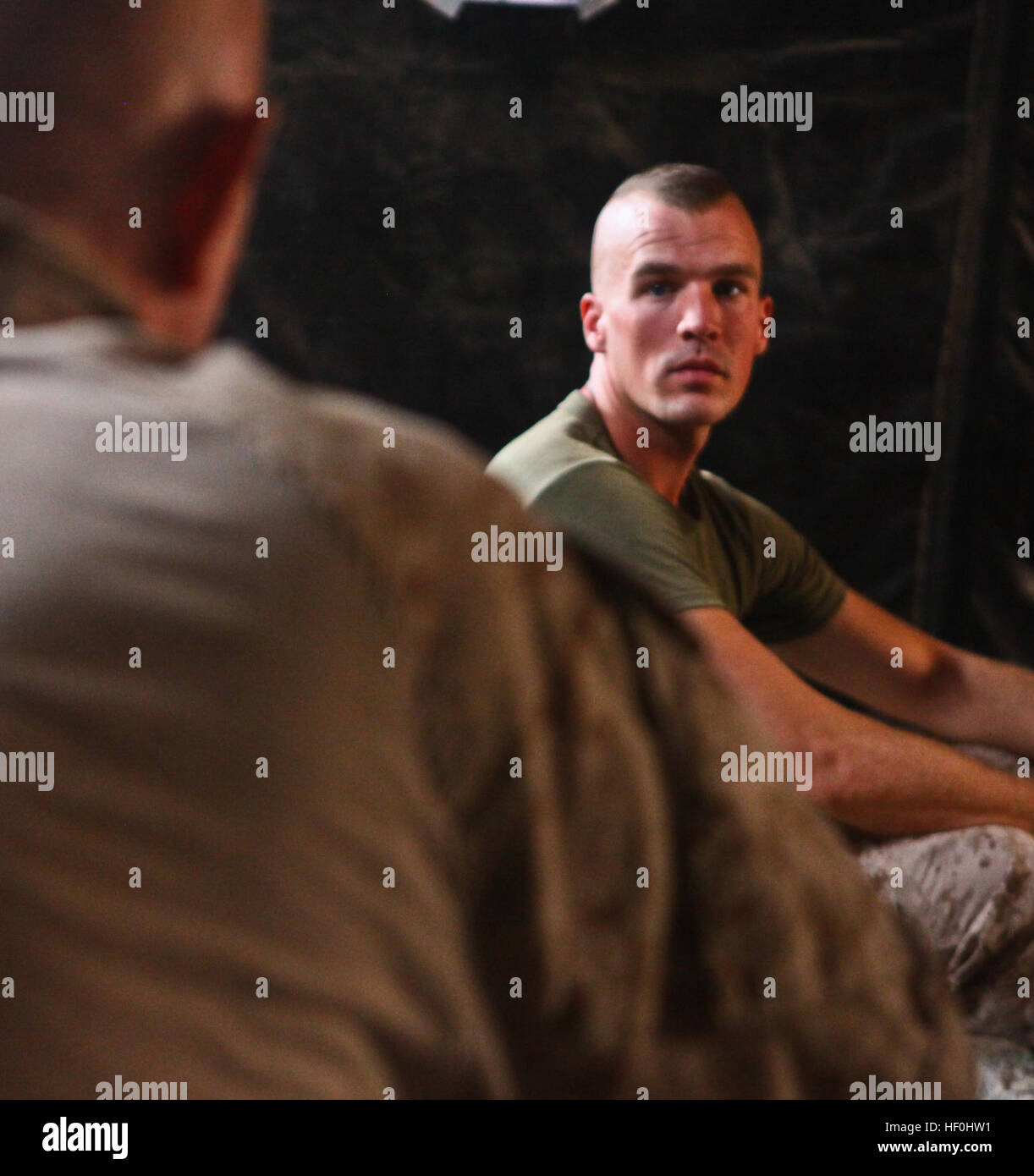 La base de patrouille de BEN, la province de Helmand, Afghanistan -- Easton, Pennsylvanie, le natif. Scott Schaller parle avec les Marines dans son équipe au cours de son temps d'arrêt. Le 28-year-old rifleman avec 2e Bataillon, 8e Régiment de Marines, a dit qu'il a hâte de rentrer chez eux plus tôt. Les Marines de la compagnie G arrivent à la fin de leur déploiement de sept mois, où ils ont aidé à effacer la zone de Nawa Trek insurgés et apporter la sécurité aux résidents locaux. Les garçons de la compagnie G pousser insurrectionnelle de Trek Nawa DVIDS434426 Banque D'Images