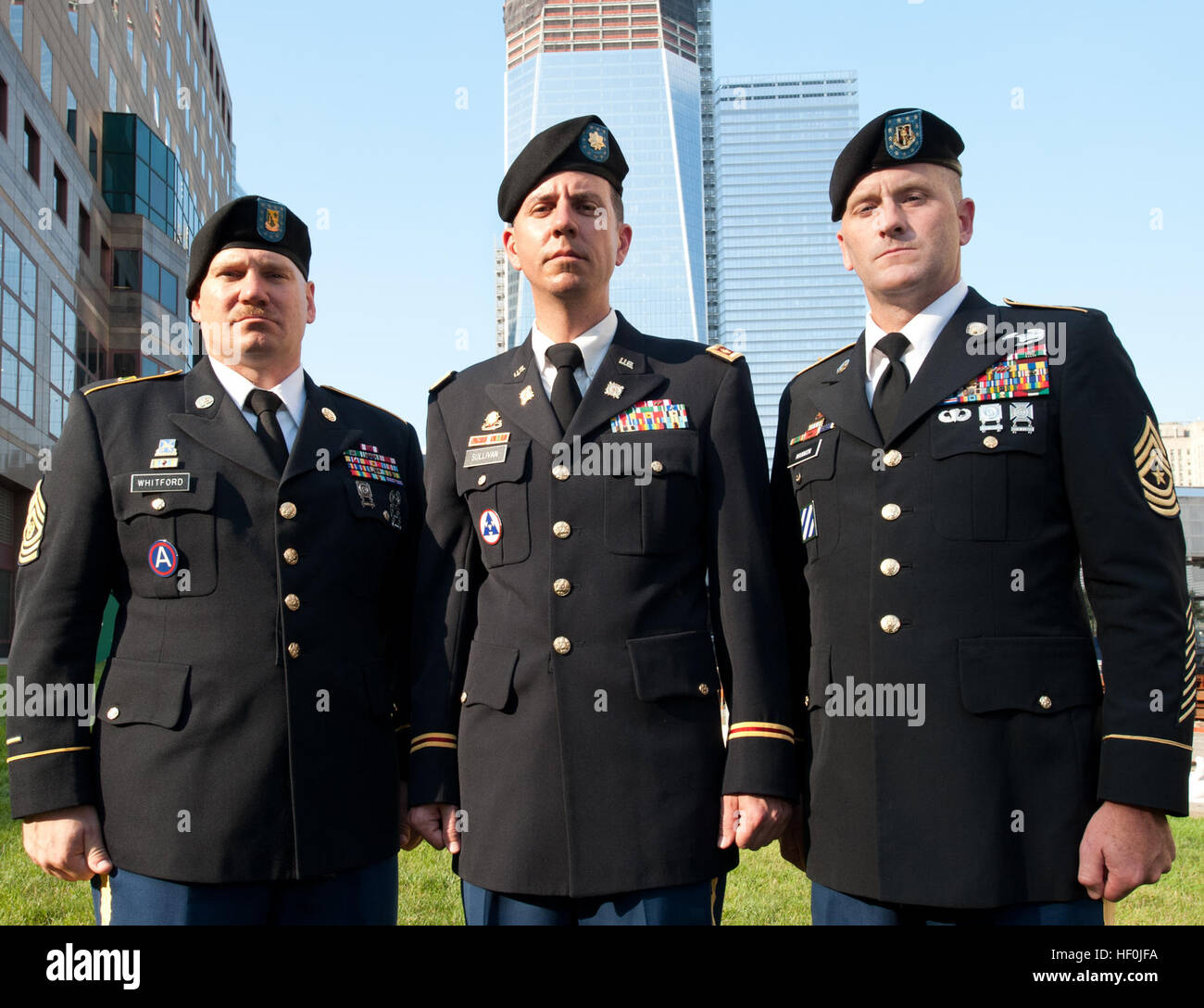 (L-R) Le Sgt. Le major Christopher Whitford, le Major Thomas Sullivan et le Sgt. Le major Vincent Mannion ont tous été directement touchés par l'attaque du World Trade Center. Whitford a perdu son frère, le pompier Mark Whitford avec moteur 23 dans la tour sud. Sullivan, un planificateur financier, était dans la tour 2 quand le deuxième avion a frappé. Il a aidé les survivants s'échapper de la tour avant qu'il s'est effondré. Mannion a aidé à la recherche et sauvetage dans les jours suivant les attentats. Les trois hommes sont dans la réserve de l'armée et ont été déployés à l'Irak ou l'Afghanistan. Flickr - DVIDSHUB - Ground Zero 10 ans plus tard Banque D'Images (L-R) Le Sgt. Le major Christopher Whitford, le Major Thomas Sullivan et le Sgt. Le major Vincent Mannion ont tous été directement touchés par l'attaque du World Trade Center. Whitford a perdu son frère, le pompier Mark Whitford avec moteur 23 dans la tour sud. Sullivan, un planificateur financier, était dans la tour 2 quand le deuxième avion a frappé. Il a aidé les survivants s'échapper de la tour avant qu'il s'est effondré. Mannion a aidé à la recherche et sauvetage dans les jours suivant les attentats. Les trois hommes sont dans la réserve de l'armée et ont été déployés à l'Irak ou l'Afghanistan. Flickr - DVIDSHUB - Ground Zero 10 ans plus tard Banque D'Images