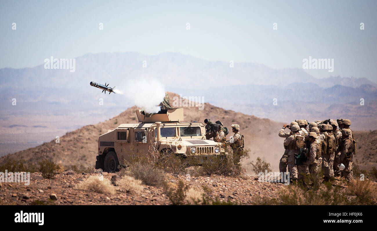 Le Cpl. Aaron Pickett, l'explosion d'une missilemen avec Compagnie d'Armes, 3e Bataillon, 3e Régiment de Marines, tire un missile Javelin à partir de l'avant d'un Humvee au cours de l'exercice d'entraînement de Mojave Viper noir à la zone d'entraînement haut de gamme sur le Marine Corps Air Ground Combat Center Twentynine Palms, Californie, le 29 août. Les Marines de 3/3 travaillent à travers l'exercice de 35 jours, leur évaluation finale avant le déploiement en Afghanistan est la province d'Helmand, dans le cadre de l'opération Enduring Freedom cet automne. Au cours d'EMV, le bataillon d'infanterie est la formation dans le domaine en renforçant les compétences et pratiques d'infanterie Banque D'Images