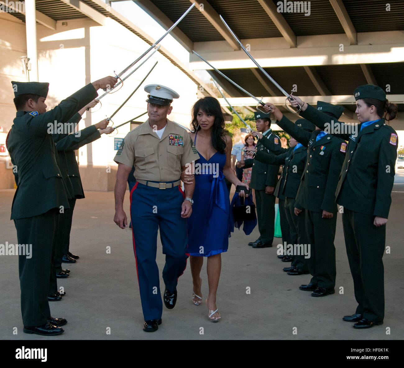 Le Sgt. Le major Robert Eriksson, sergent-major de base Base du Corps des Marines, New York, et sa femme entrer aux services par le biais d'un gala de l'école Punahou formation d'officiers subalternes de réserve de l'Armée' Training Corps garde sabre d'honneur, le 24 septembre. Gala de l'USO soulève plus de 60 000 $ 110924-M-E981-012 Banque D'Images