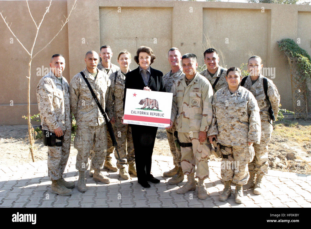 041202-M-8479B-016 Camp Fallujah, Iraq (déc. 2, 2004) - Le sénateur de l'État de Californie Dianne Feinstein, prendre une photo de groupe avec des marins et soldats de la Californie au Camp Falloujah, en Irak. De gauche à droite, le Colonel Reynosa, lance le Cpl. Bernal, le Colonel Duff, le Colonel Holbert, la sénatrice Dianne Feinstein, le Lieutenant-colonel Thompson, chef magasinier Adriatico, Cpl. Salazar, Hôpital Corpsman 3rd Class Lorenzoni et le lieutenant-colonel Atkins. U.S. Marine Corps photo prise par le sergent d'artillerie. Blankenship (libéré) US Navy 041202-M-8479B-016 California State la sénatrice Dianne Feinstein, prendre une photo de groupe avec des marins et soldats de la Californie au Camp Banque D'Images