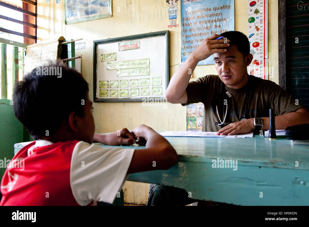 Le capitaine du Corps des Marines philippins Juland Sangoy vérifie une Quinlogan les symptômes du garçon à l'école primaire de Palawan, Philippines, le 23 octobre 2011, au cours de l'exercice d'atterrissage amphibie (PHIBLEX) 2012. La Marine américaine et philippine médecins et dentistes et médecins provisoire civile effectuée circoncisions, dentaires et extractions au cours d'un PHIBLEX 2012 MEDICAL ET DENTAIRE action civile projet. PHIBLEX est un exercice d'entraînement bilatéral visant à améliorer l'interopérabilité, l'état de préparation et de relations professionnelles entre le Corps des Marines américains et des pays partenaires. (U.S. Marine Corps photo par le Cpl. Banque D'Images