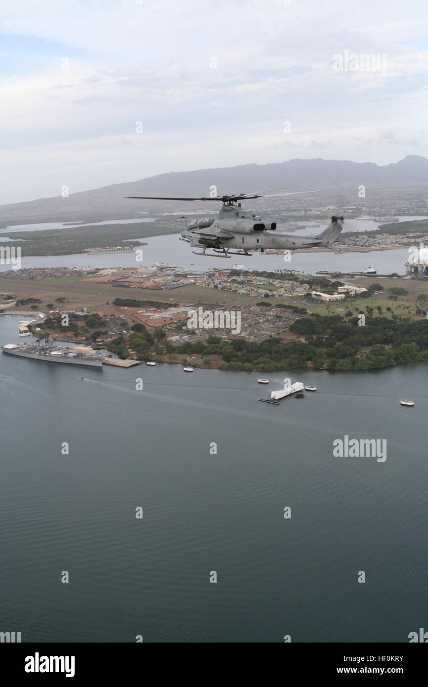 Un AH-1Z Super Cobra, du milieu marin de l'Escadron d'hélicoptère 268, 11e Marine Expeditionary Unit, vole au-dessus de l'île de Ford au cours d'un programme d'orientation et de l'endoctrinement, vol 21, Nov 2011. Le vol était à l'appui de familiariser le commandant du Corps des Marines américains des forces américaines dans le Pacifique dans les capacités de l'avion mis à niveau. (U.S. Marine Corps photo par le s.. Wade Spradlin/ libéré) et de l'endoctrinement d'orientation 111121 vol-M-BG453-012 Banque D'Images