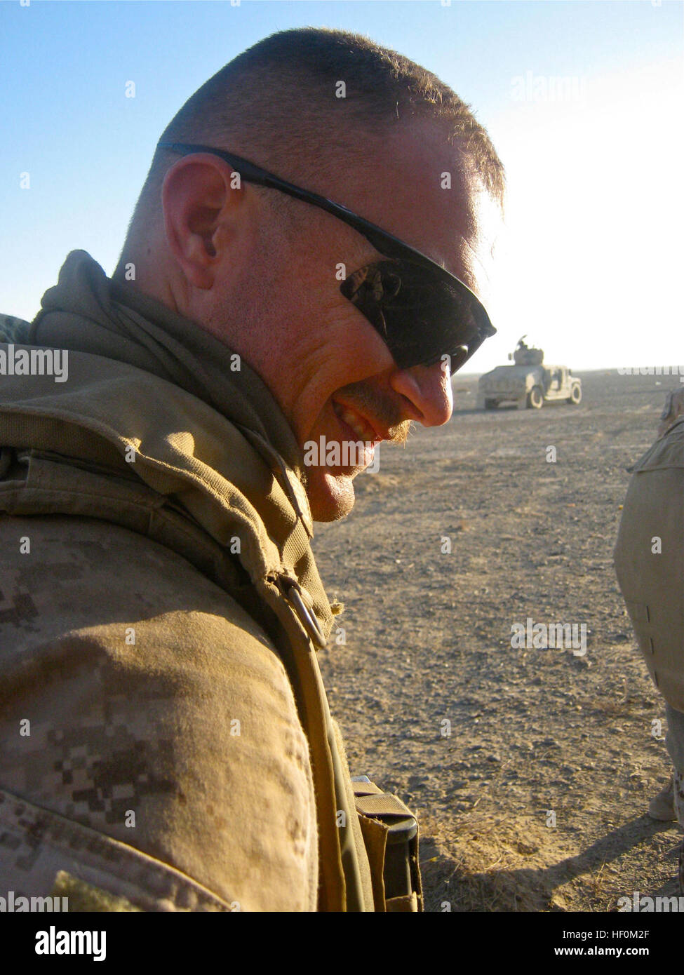 Maître de 2e classe Cody T. à l'Ouest, un hôpital corpsman d'entraînement intégrée, l'équipe 2, l'Équipe consultative de la frontière 2, se prépare pour l'opération Eagle Hunt, un Afghan qui a commencé l'opération plomb sur Décembre 17, 2011 La province d'Helmand, en Afghanistan. Comme une partie de l'équipe consultative, à l'Ouest les mentors, des trains et des guides Police des frontières sur une base quotidienne. Doc'Ouest, un dédié à ses marins corpsman 111219-M-PD728-049 Banque D'Images