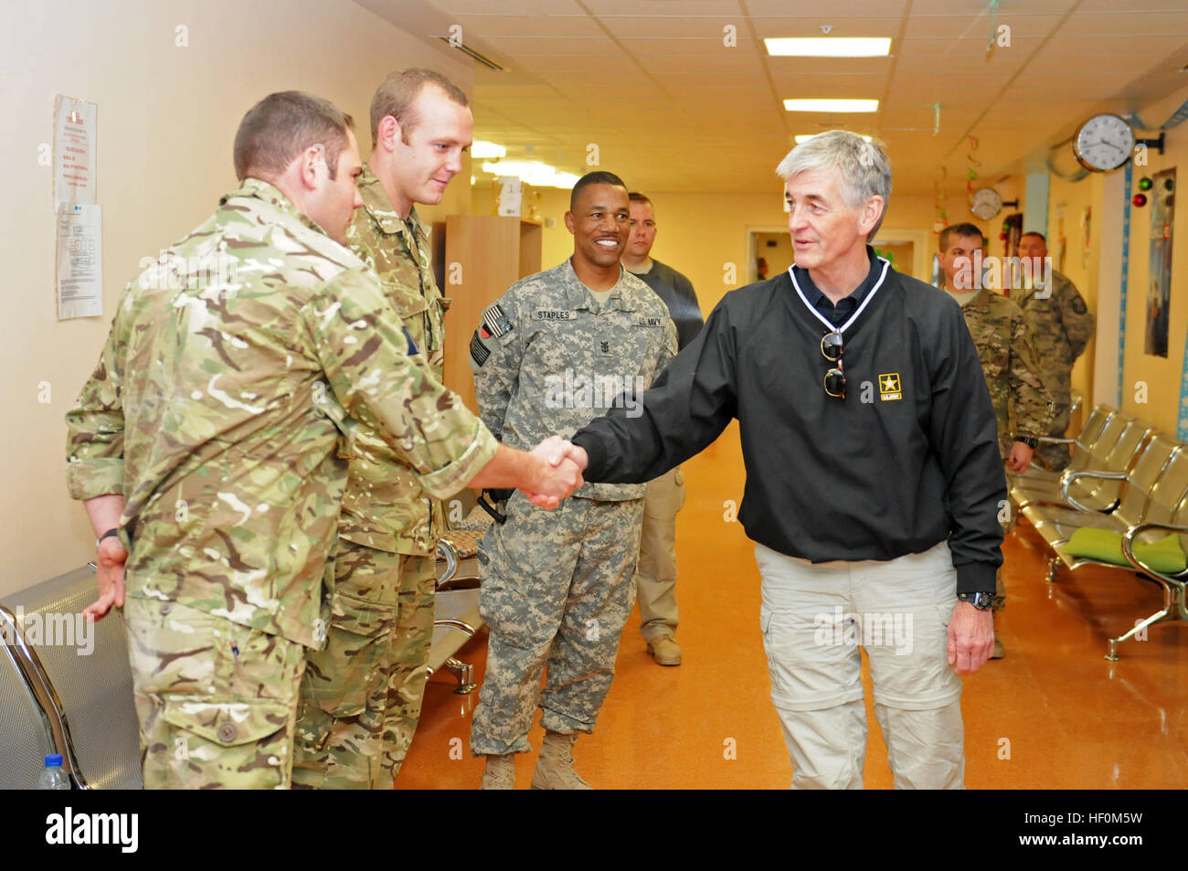 L'honorable John McHugh, secrétaire de l'armée, qui sont accompagnés par Maître Marine Premier maître de Keith Staples, groupe de travail Medical- Sud et le rôle de l'OTAN 3 Hôpital multinational, Master Chief, accueille les employés des hôpitaux britanniques au cours d'une visite à l'aérodrome de Kandahar le 14 décembre. L'objectif de la visite était McHugh pour évaluer l'état actuel des relations avec les Afghans dans le CR(S) et de voir l'entraînement militaire et les installations. Secrétaire de l'armée répond aux employés de l'hôpital à l'aérodrome de Kandahar 3 Rôle du DVIDS499697 Banque D'Images