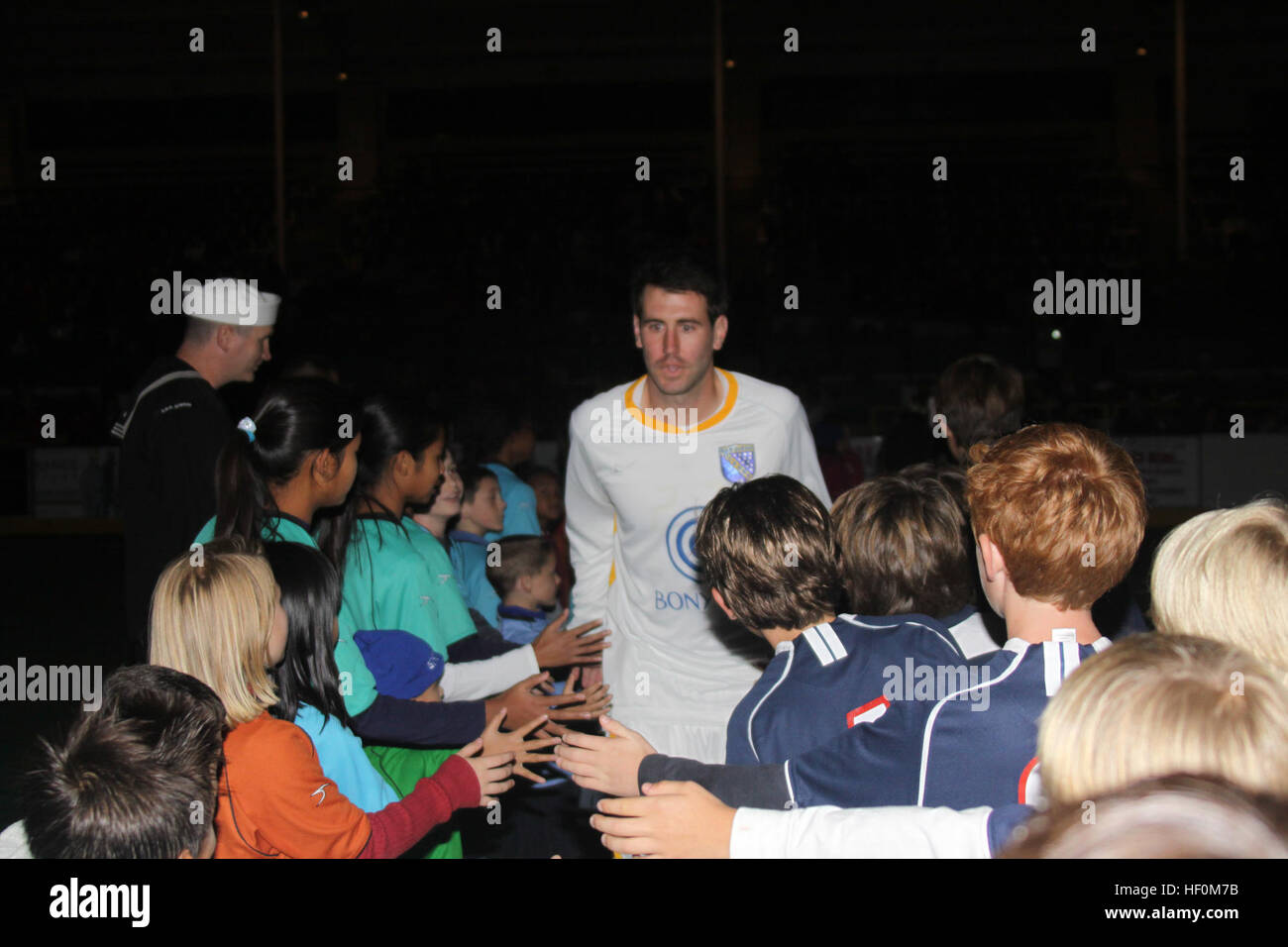 Mike Mercurali, défenseur, passe à travers une ligne de jeunes joueurs de soccer au cours de la San Diego Sockers entrée du champ avant leur match contre la Tacoma Stars de l'arène, Del Mar Del Mar, en Californie le 17 décembre. Marine Corps Recruter Depot San Diego's jeunes joueurs de soccer ont pris part à la cérémonie de leur arborant soirée de reconnaissance. Les hôtes SD Sockers Soirée de reconnaissance DVIDS503446 Banque D'Images