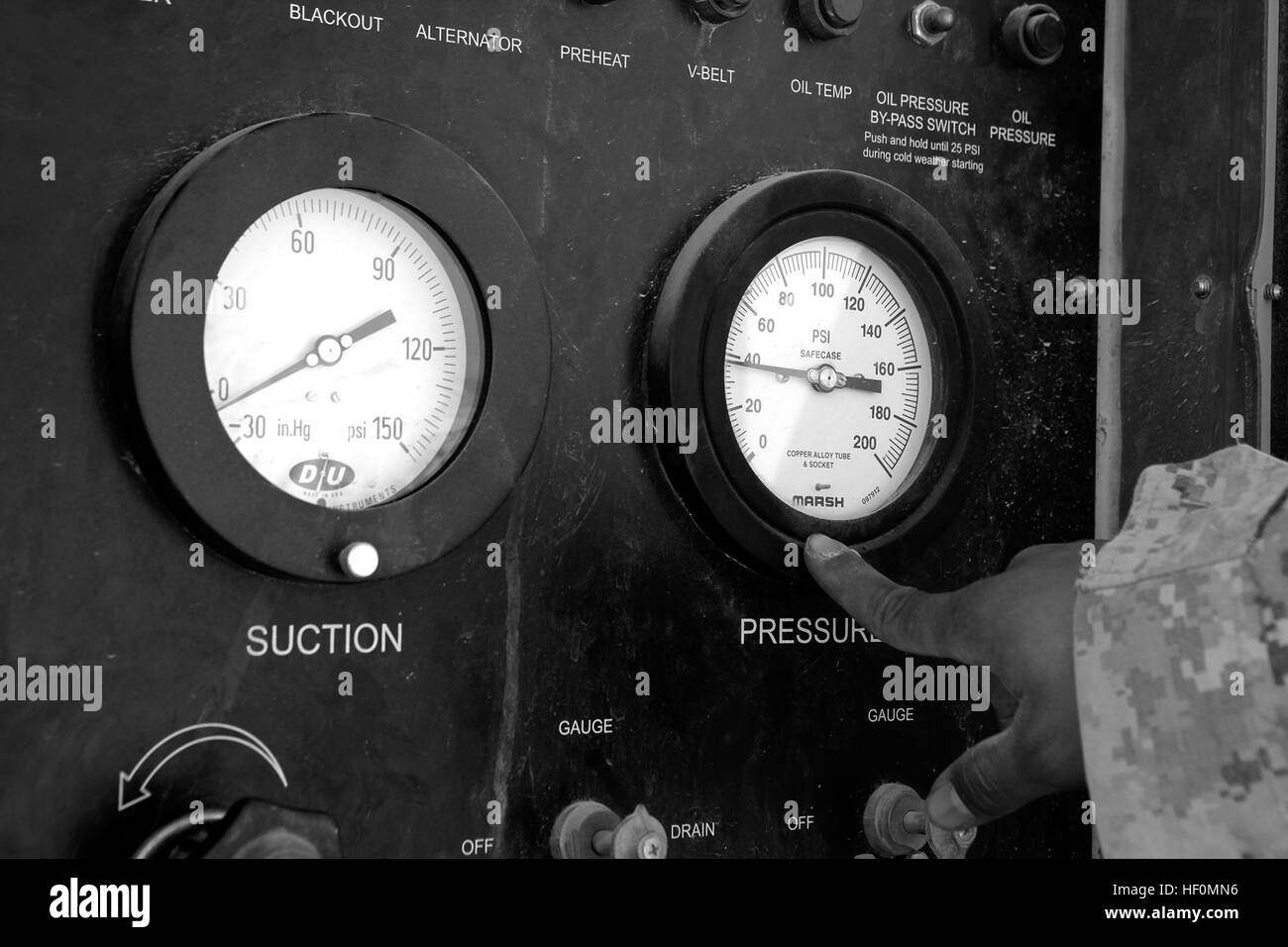 Le Sgt. Xuchill Laput, une régie régionale de carburant du gestionnaire de site en carburant en vrac, 9e Peloton, 2e Bataillon d'appui du Groupe Logistique maritime (avant), montre ce que ces indicateurs devraient lire sur une pompe à sa place à bord d'une base d'opérations avancée Whitehouse, l'Afghanistan, 18 janvier. Il est Laput et ses marins ont la responsabilité d'entretenir la pompe pour qu'il fonctionne efficacement. Toujours faire la bonne chose, le carburant en vrac apprend les leçons dans CTBDS Marine, les applique aux missions essentielles en Afghanistan 120118-M-LU513-065 Banque D'Images