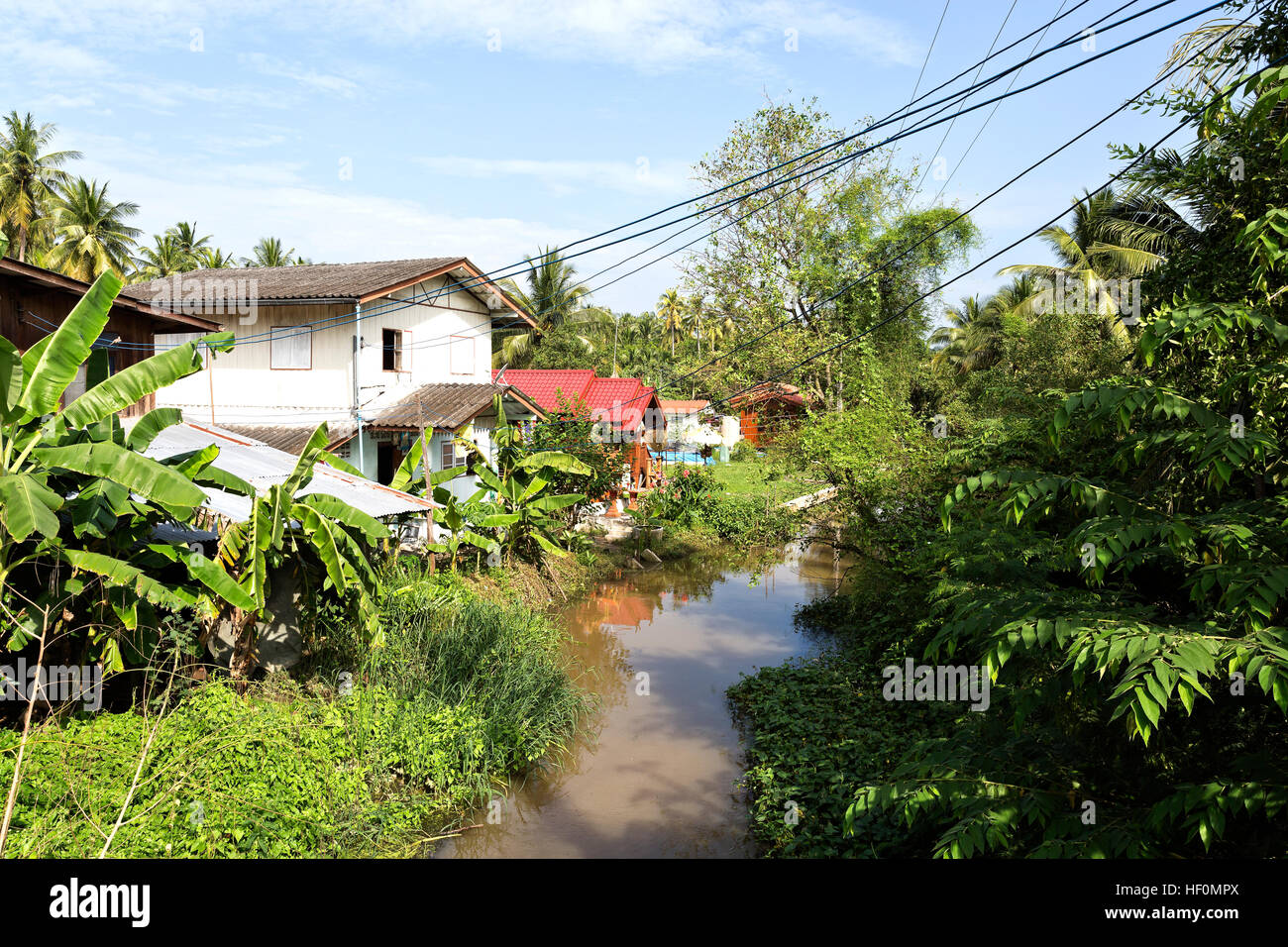 Village rural, sur les rives d'un canal dans la banlieue de Bangkok, Thaïlande Banque D'Images