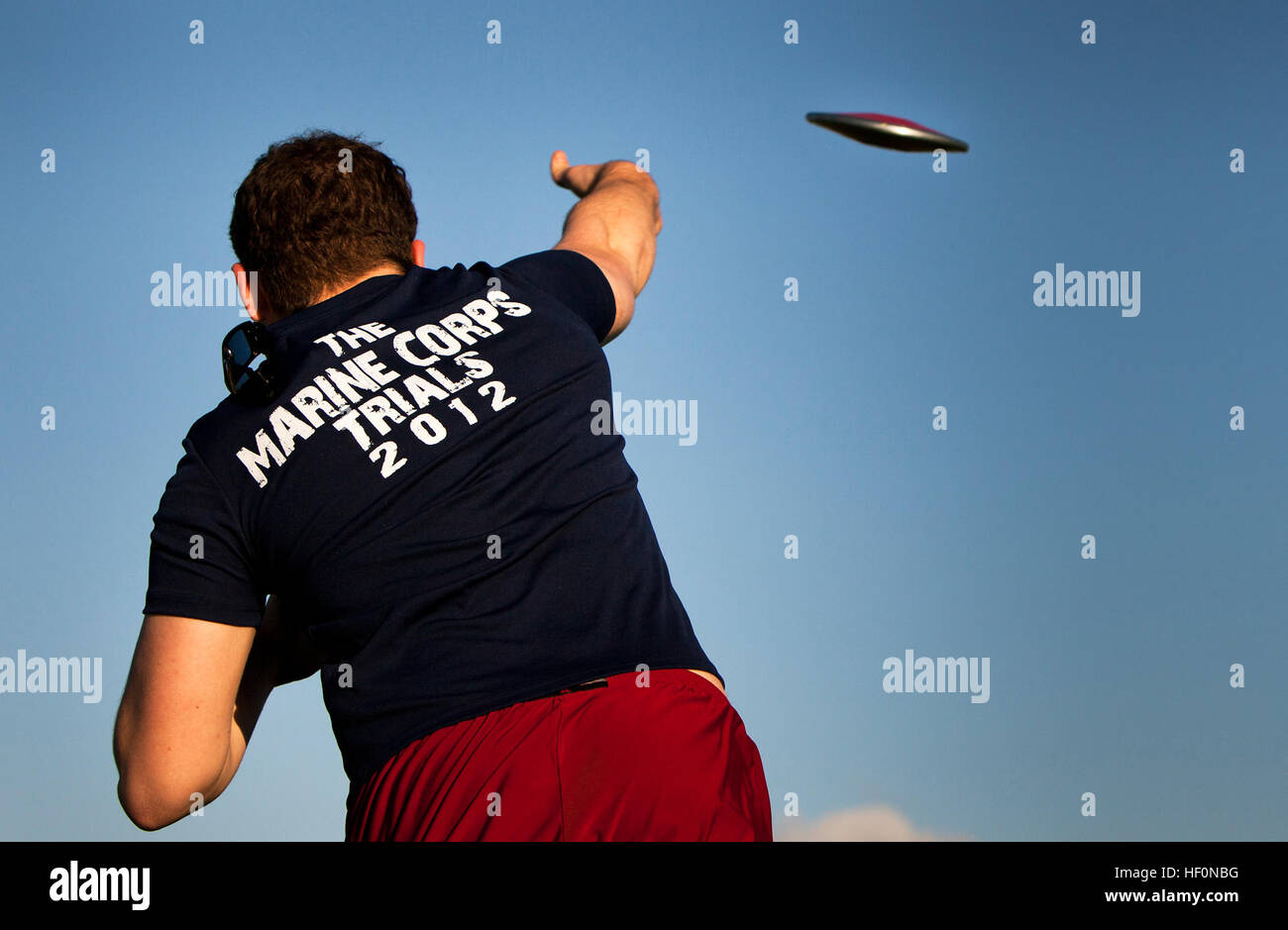 Lance le Cpl. Nick Shelton, blessés, à l'ouest du bataillon lance une discus pratique pour le Marine Corps 2012 Essais cliniques au Marine Corps Base Camp Pendleton, en Californie, le 14 février. Shelton, de St., était auparavant fixé à 1er Bataillon, 11e Régiment de Marines, en tant que field artillery canoneer. Les Marines blessés, les anciens combattants et les alliés sont en concurrence dans le deuxième procès annuel, qui comprennent la natation, le basket-ball en fauteuil roulant, le volleyball assis, l'athlétisme, le tir à l'arc et le tir. Le top 50 des Marines américains gagneront la possibilité de livrer concurrence dans le guerrier blessé Jeux dans le Colorado Sprin Banque D'Images