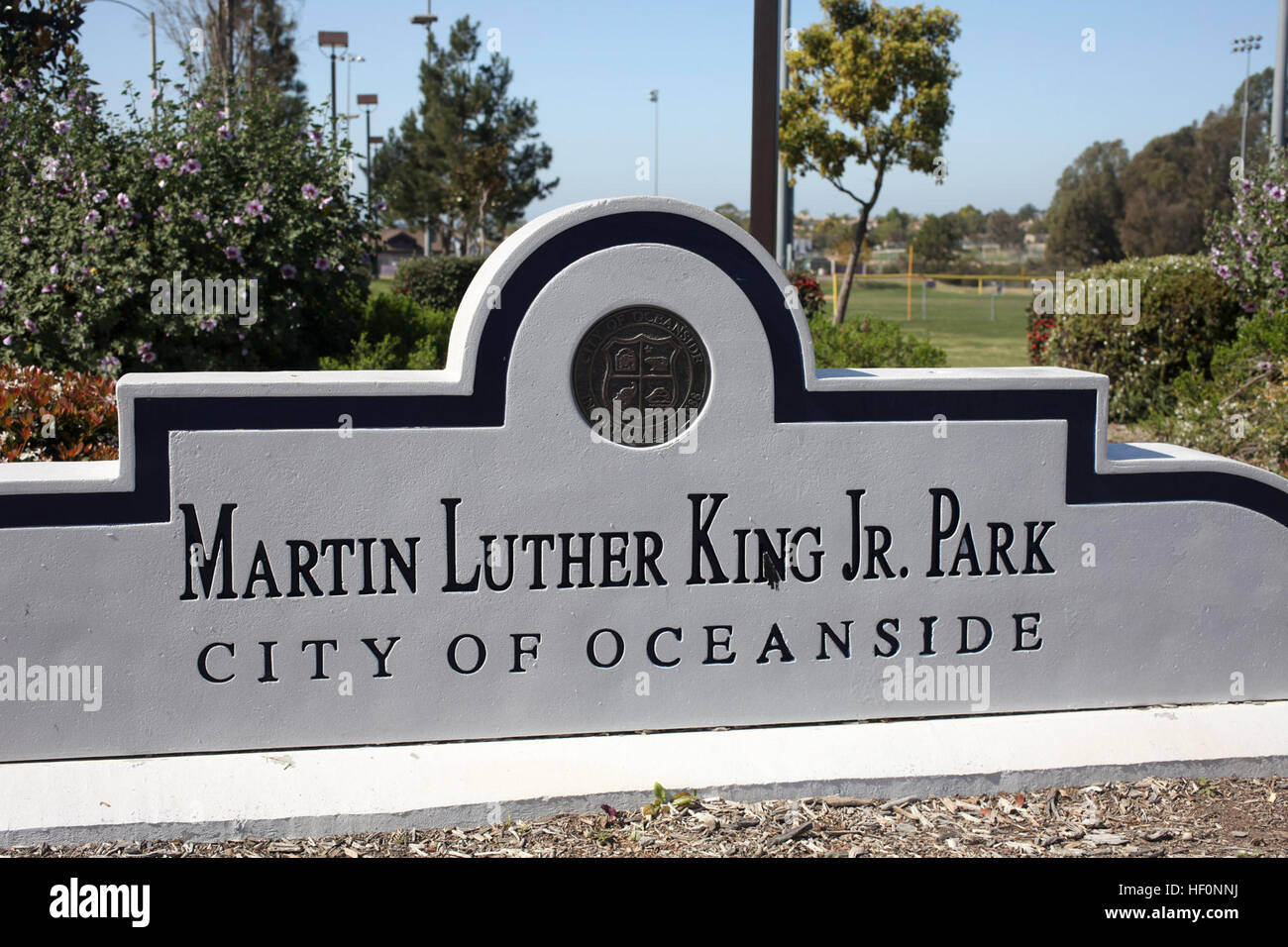 Le Martin Luther King Jr. a été créé le long du corridor de Mesa Boulevard près de la Martin Luther King Elementary School à Oceanside, en Californie, des dizaines de membres de la communauté ont défilé en l'honneur du roi et l'histoire des Noirs Mois au cours de la commémoration, le 25 février. La marche a également impliqué une réitération du "roi des sculptures," qui sont composées de 14 pièces d'art installé il y a 11 ans. Depuis ce temps, deux des pièces a disparu et les trois autres avaient besoin de réparation. L'événement en cause le dévoilement des deux pièces manquantes et la présentation de pièces d'art rénové. Martin Luther King Banque D'Images