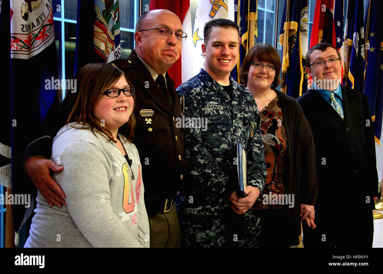 Seaman Brett R. Hodgson, un hôpital Clinique de santé navale à corpsman Cherry Point, en compagnie de la famille Robinson après avoir reçu une médaille d'excellence de la Marine pour fournir autant de réanimation de base à l'épouse de Robinson, Kim, et deux enfants, Collin et Carlee, qui ont été impliqués dans une collision frontale en avril dernier. Cherry Point Un marin reçoit médaille pour vaillance 120307-M-MF699-823 Banque D'Images