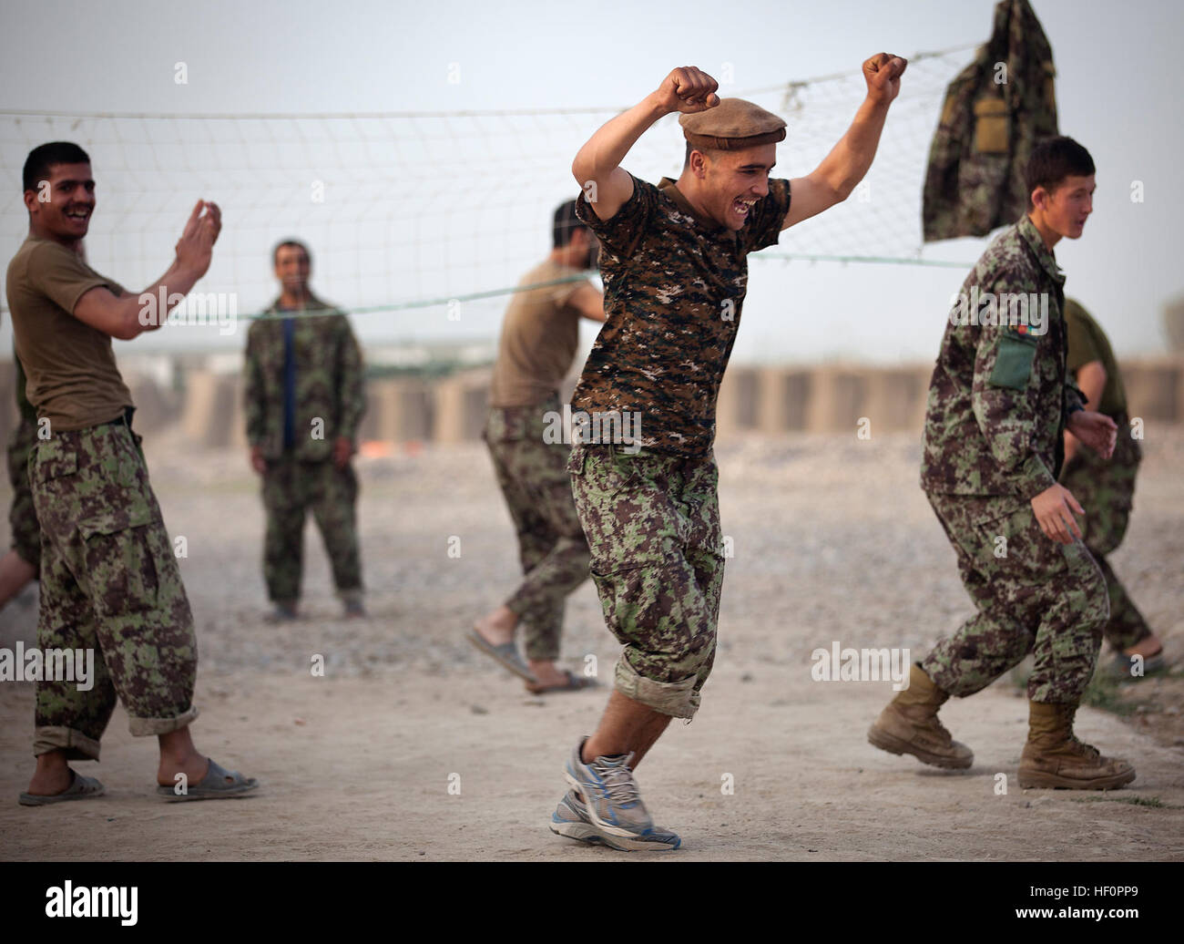 Un soldat de l'Armée nationale afghane avec 2e Kandak, 1ère Brigade, 215e Corps, célèbre après avoir obtenu un point durant une partie de volley-ball avec d'autres soldats à la suite d'une journée de travail ici, le 13 avril 2012. Les forces de sécurité nationale afghanes dans la province d'Helmand's Garmsir district travaillent à assumer la responsabilité en matière de sécurité sur le district de Marines des États-Unis avec 3e Bataillon, 3e Régiment de Marines. L'interopérabilité entre les forces en partenariat est conçu pour favoriser l'expansion de la stabilité, le développement et une gouvernance légitime de l'Afghanistan par la défaite des forces insurgées et aider Banque D'Images