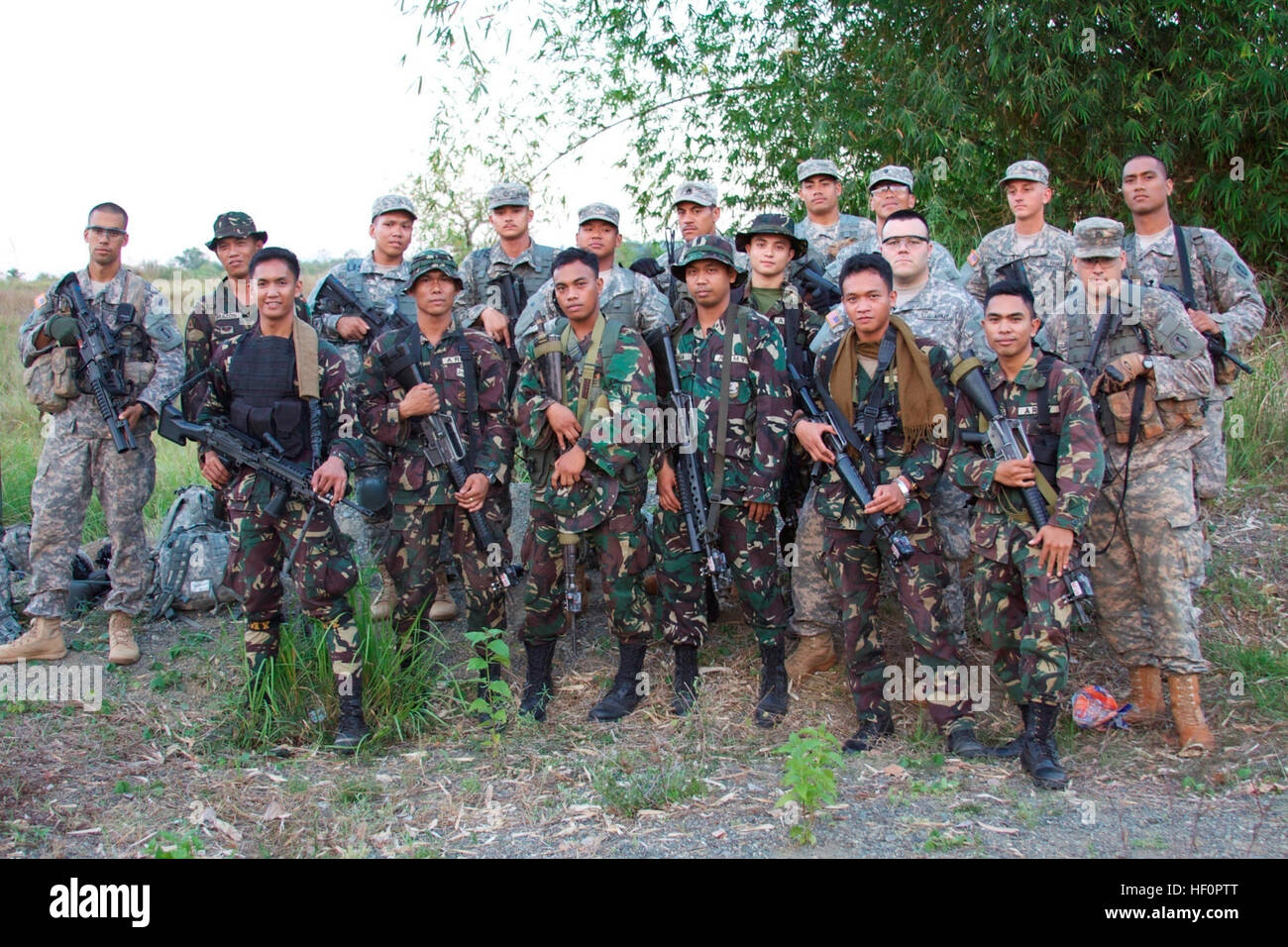Les Forces armées des Philippines Des soldats du 50e Bataillon d'infanterie et les soldats américains du 100e bataillon du 442e Régiment d'infanterie, se préparer à la tête d'une patrouille à pied à leurs sites de formation. Le terrain d'entraînement pour le 28e tour d'exercice Balikatan 2012 a commencé le 16 avril, que les militaires américains et d'AFP a continué de s'appuyer sur une amitié durable. Les soldats passent les deux semaines à venir, la formation dans l'aide humanitaire et des secours, des opérations de récupération, de sauvetage de combat et de tir ainsi que d'explosifs et la conduite de seve Banque D'Images