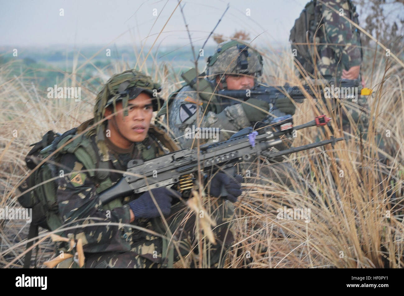 Les Forces armées des Philippines et des soldats américains, désignée comme la Force opérationnelle combinée 50-100th, sur leur deuxième journée consécutive, effectuer un raid au petit matin, le 18 avril, de capturer 142 Colline, qui était infesté de "l'ennemi" acteurs. C'est l'un des nombreux scénarios AFP et les forces américaines jusqu'à la gare de lors de l'exercice Balikatan 2012. L'exercice est un événement bilatéral annuel, qui profite aux deux militaires en continuant de miser sur leur haut niveau de coopération et l'interopérabilité. Flickr - DVIDSHUB - Philippine, les soldats nous mener au cours de l'exercice Balikatan raid 2012 (Image 3 de 5) Banque D'Images