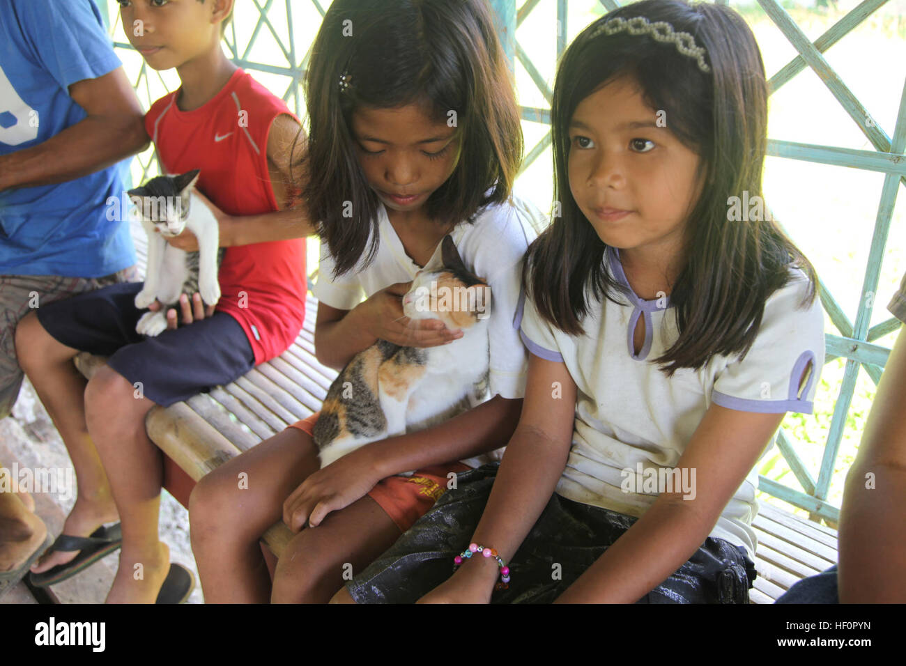 Puerto Princesa City, Palawan, Philippines - Les enfants de la section locale pour leur bétail barangay vétérinaire un projet d'assistance civique (VETCAP) à l'Virgilis R. Mabanua Elementary School, Puerto Princesa, Palawan, Philippines le 18 avril 2012. Les membres de l'armée américaine et philippine sont menant plusieurs dans VETCAPs Palawan pendant l'exercice Balikatan 2012 (BK12), un exercice d'entraînement bilatéral annuel visant à améliorer la République des Philippines et la force militaire des États-Unis au cours de la planification, de l'interopérabilité, d'aide humanitaire et de re Banque D'Images