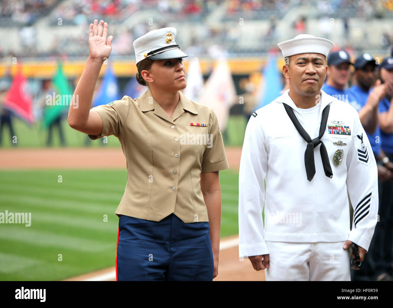 Le Cpl. Stephanie Goslin, le sous-officier responsable de la 1ère Marine Expeditionary Force help desk, des vagues à la foule lors d'un jeu de Padres de San Diego, où elle a été reconnue comme un sous-officier du trimestre, à San Diego, le 22 avril. Chacun des sous-officiers ont été invités à "prendre le champ' à l'un des postes de terrain durant le premier lancer. Les sous-officiers du trimestre à l'honneur jeu DVIDS Padres564742 Banque D'Images