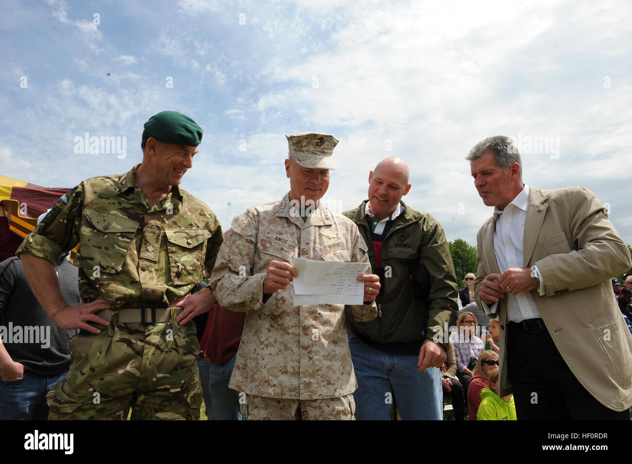 De gauche, le Commandant Général Royal Marines, le général de Buster Howes OBE, le 35e Commandant du Corps des Marines, le général James F. Amos ; et le Sgt. Le major de la Marine Corps Micheal P. Barrett, assister à un match de rugby à bord Marine Corps Base Quantico, en Virginie, le 28 avril 2012. Le jeu a été un match entre les Marines des États-Unis et la British Royal Marines. (U.S. Marine Corps photo par le Sgt. Ben Flores) US Marines, Royal Marines britanniques en compétition rugby match 120428-M-AC440-108 Banque D'Images