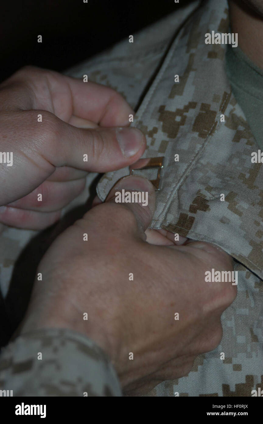 L'OURAGAN CAMP POINT, Ar Ramadi, en Irak (16 avril 2005) - Le commandant du 1er Bataillon, 5e Régiment de Marines, le Lieutenant-colonel Eric M. Smith, les broches de l'insigne de grade de lieutenant de marine sur Mike A. Quaresimo, officier des opérations d'information, de l'information, Administration centrale et Service Company, 1er Bataillon, 5ème Marines, au cours d'une cérémonie de promotion ici. Le 32-year-old de Poughkeepsie, NEW YORK), a été promu lieutenant de grade junior au grade de lieutenant de marine. Quaresimo s'est porté volontaire pour accompagner les Warriors avec 1er Bataillon, 5ème marines sur leur déploiement à Ar Ramadi à l'appui de l'Ope Banque D'Images