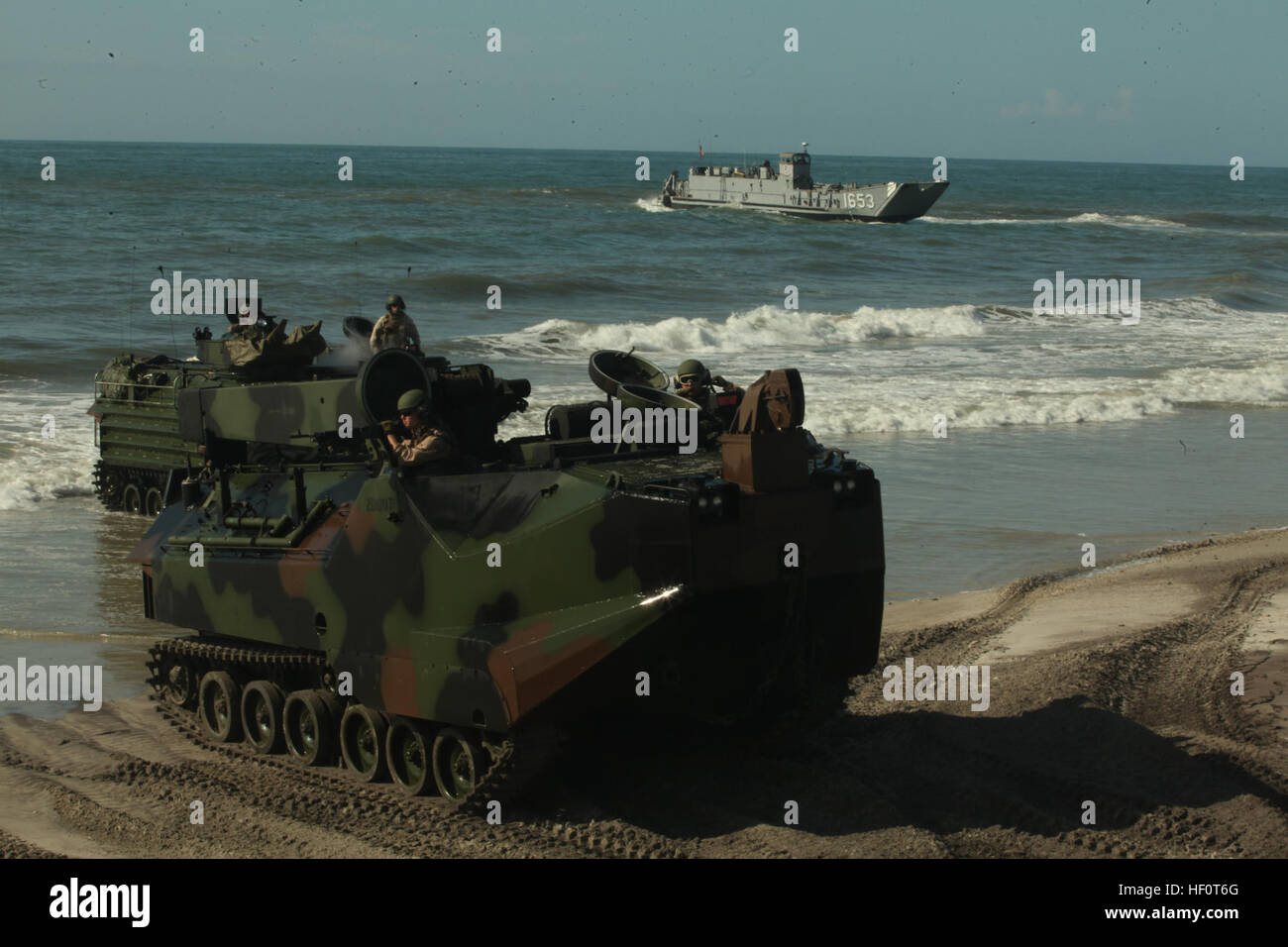 Les Marines américains avec le Groupe de travail sur la coopération en matière de sécurité en partenariat de l'Afrique centrale (APS) 2012 Élément de combat mener une simulation d'opération d'évacuation de noncombattant 9 mai 2012, sur la plage d'Onslow, Camp Lejeune, N.C. La formation a été conçue pour se familiariser avec les Marines tactiques spécialisées pour leur prochain déploiement à l'Afrique. L'APS est une coopération en matière de sécurité internationale, initiative lancée par Commander, U.S. Naval Forces Europe-Africa visant à renforcer les partenariats maritime mondial par le biais de la formation et des activités de collaboration afin d'améliorer la sécurité maritime et la sécurité en Afrique Banque D'Images