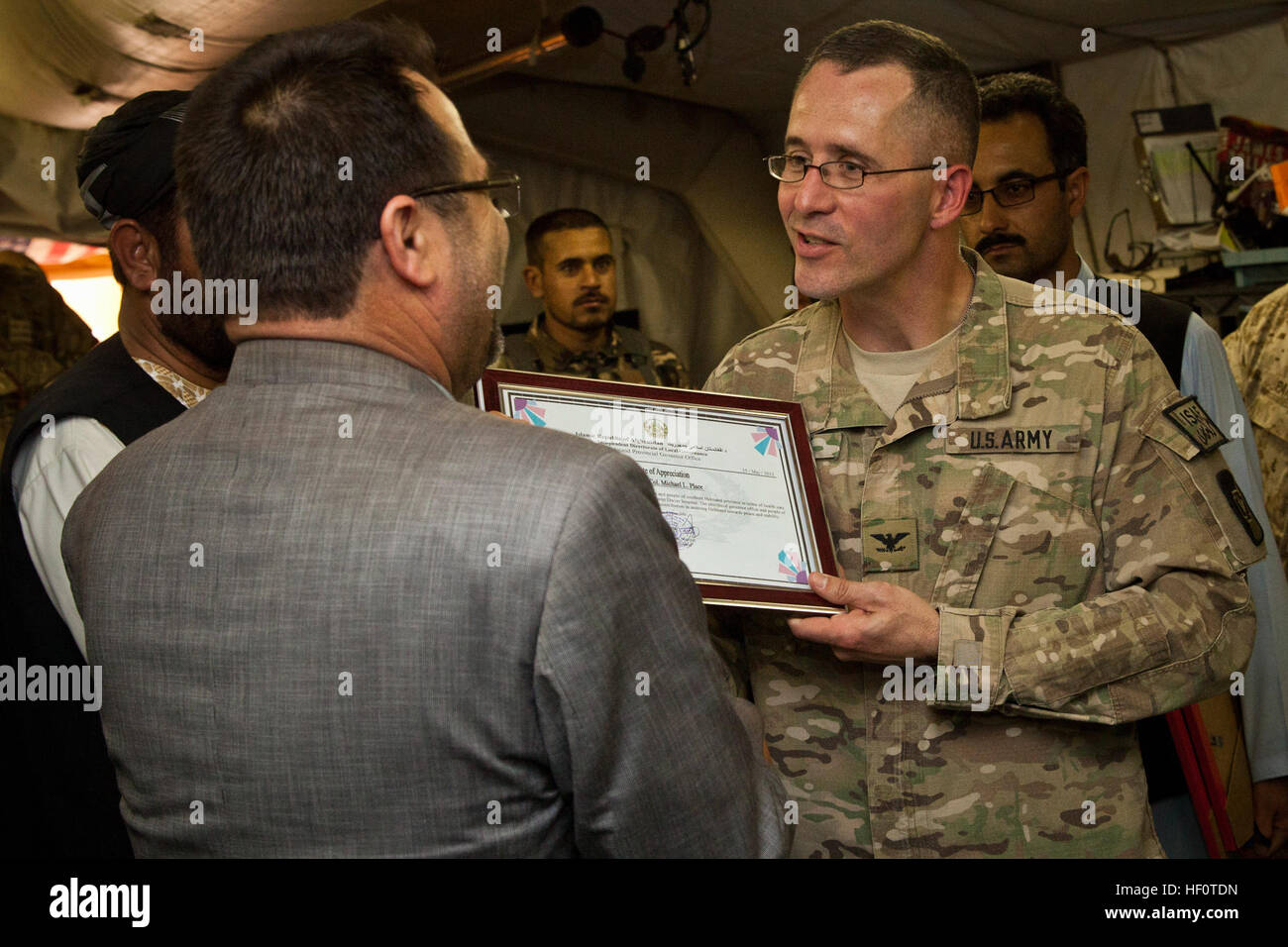 Le colonel de l'ARMÉE AMÉRICAINE Michael Place, commandant de la Force opérationnelle de la sud-ouest médical reçoit un certificat d'appréciation de la Province d'Helmand Gouverneur Gulab Mangal ici, 16 mai 2012. Mangal visiter le Camp Dwyer's Combat Support Hospital et a remercié le personnel médical de l'armée américaine pour prendre soin des blessés civils afghans et les forces de sécurité dans le sud de l'Helmand. Gouverneur de l'Helmand de soutien au combat à bord de l'hôpital Visites Dwyer Camp 120516-M-KX613-048 Banque D'Images