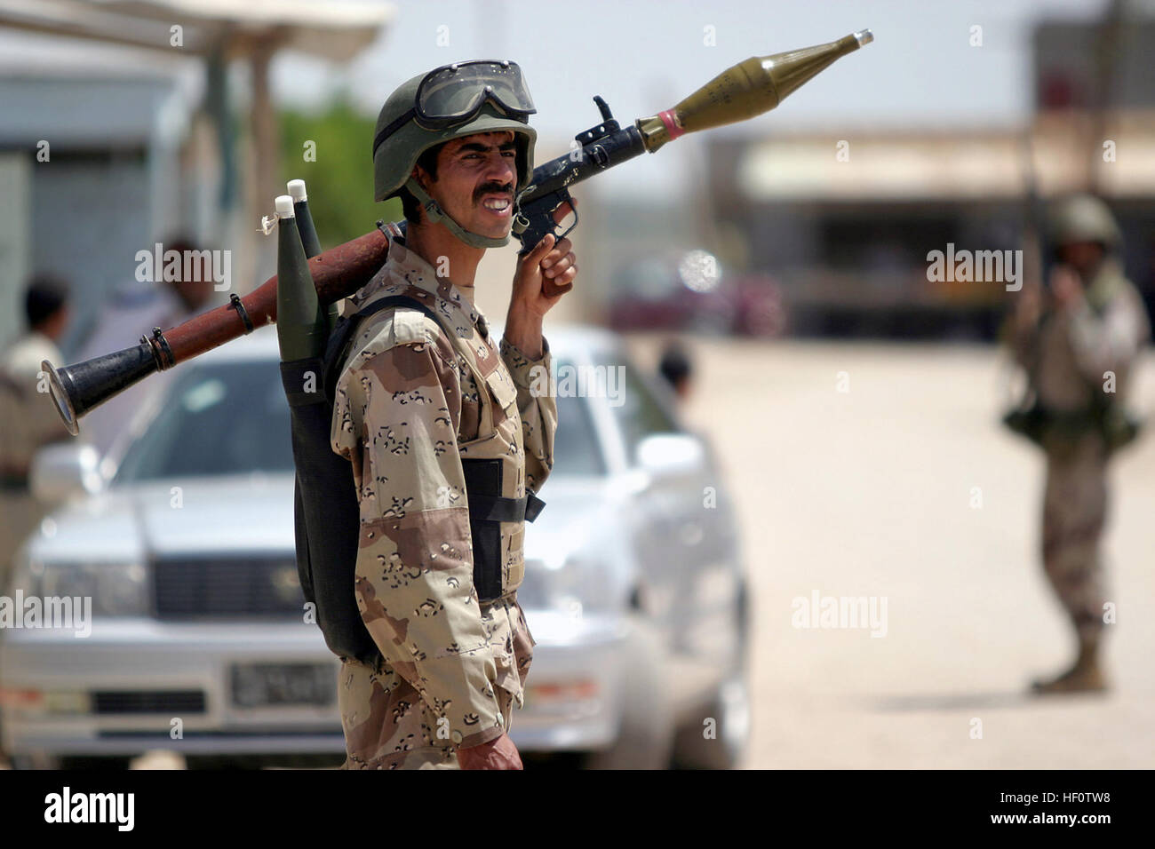 Un membre de la Force de sécurité iraquiennes (FSI) Commandos, 2e Squad (SQD), 1e Peloton (PLT), 1ère compagnie (CO), du 9e Bataillon (NE), 2e Brigade (bde), effectue une patrouille à pied, armé d'un lance grenade launcher, par Cooley Camp, un quartier situé près de la base aérienne d'Habbaniyah. Effectuer l'ISF et de sécurité les opérations de stabilisation (SASO) à Al Anbar Province l'Iraq dans le cadre de l'opération IRAQI FREEDOM. Membre de l'ISF armés de RPG-7 Banque D'Images