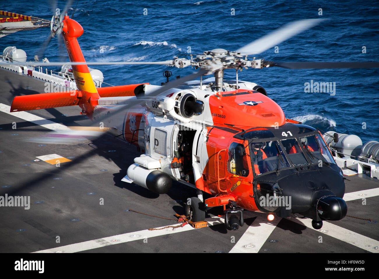 Une garde côtière des États-Unis HH-60J Jayhawk hélicoptère est à bord du navire d'assaut amphibie USS Peleliu (LHA 5) au large de la côte de Californie du Sud, le 4 juin 2012, à recevoir le carburant avant de remplir une mission d'évacuation de transporter un civil mariner dans le besoin de soins médicaux d'un hôpital de San Diego. Les Marines américains et les marins à l'Escadron amphibie 3 et la 15e Marine Expeditionary Unit a mené l'avitaillement. (U.S. Marine Corps photo prise par le sergent d'artillerie. John A. Lee II) marines, les marins de la Garde côtière canadienne aide à l'évacuation des 120604-M-TF338-018 Banque D'Images