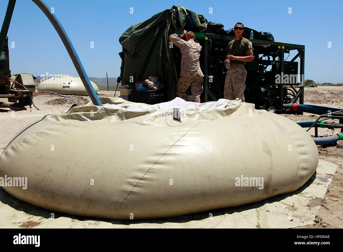 Lance le Cpl. Saul O. Sanchez, spécialiste de purification d'eau tactique, détachement du génie, du bataillon logistique de combat 15, 15e Marine Expeditionary Unit, bénéficie d'eau fraîche après avoir été filtrés par le système tactique de système de purification de l'eau, sur la plage rouge, ici, le 6 juin. Sanchez a été la conduite des opérations de l'eau pour aider un exercice d'assistance humanitaire au cours d'PHIBRON-MEU Interopérabilité Formation pour les préparer à leur déploiement à l'automne. L'élément de combat Logistique répète mission d'aide humanitaire 120606-M-GJ378-563 Banque D'Images