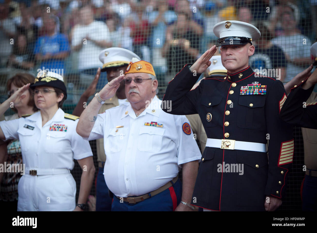 Adm arrière. Margaret G. Kibben, gauche, aumônier de la Marine Corps, Michael A. Blum, centre, commandant de Marine Corps Leauge, et Sgt. Le major Michael P. Barrett, droite, sergent-major de la Marine Corps, militaires durant l'hymne national avant le match, les Indians de Cleveland le 15 juin 2012, au cours de la nuit au stade progressif au cours de la semaine Marine Cleveland. L'extérieur du stade, Marine Corps, véhicules, aéronefs et l'équipement étaient disponibles pour consultation publique à l'entrée de la Plaza. Place publique, Voinovich Park et Rock and Roll Hall of Fame sont quelques-uns des autres sites qui affichent l'équipement comme Banque D'Images