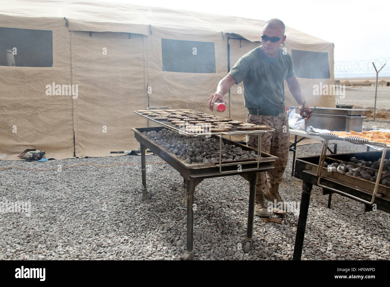 Le sergent du Corps des Marines des États-Unis. Mark A. Santos, un spécialiste de l'alimentaire avec le Siège, l'équipe de combat de la compagnie régimentaire 6, ajoute de l'assaisonnement les pâtés de bœuf pour le repas du soir à l'extérieur de la nouvelle de la salle à manger (MAEC) sur Camp Delaram II, la province de Nimroz, l'Afghanistan 16 juin 2012. Le MAEC a été converti à partir d'une ancienne usine de traitement de l'eau dans le cadre du processus continu de consolider et de démilitariser le camp. Nouveau MAEC sur Camp Delaram II 120616-M-KH643-171 Banque D'Images