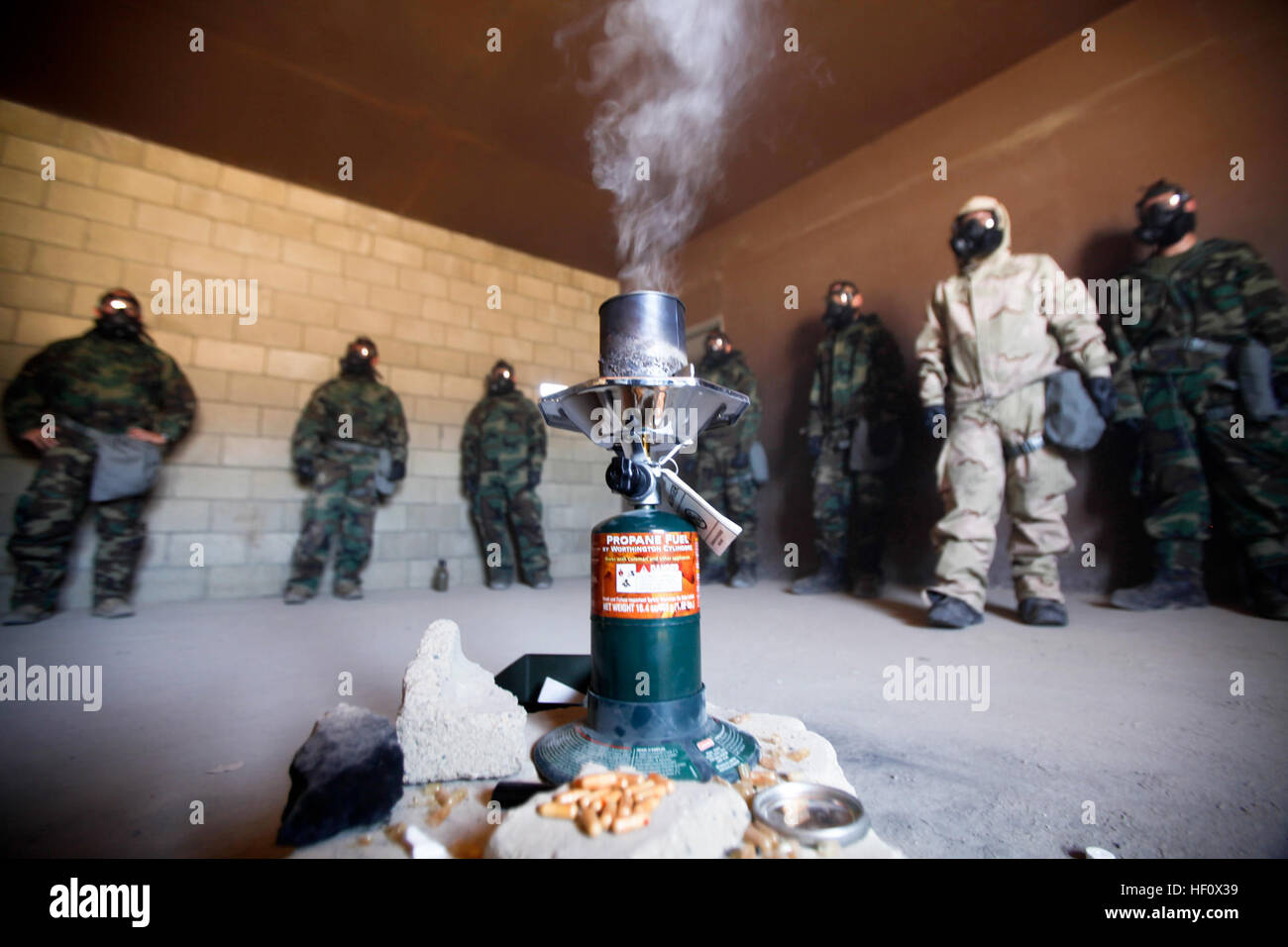 Marines avec l'équipe de combat régimentaire-7 attendez les instructions données au cours de la chambre à gaz formation ici, le 29 juin. Les Marines pratiqué l'enfilage, de compensation et de l'eau potable avec le masque à gaz. La chambre à gaz est un des nombreux exercices de formation les Marines sont en préparation pour compléter leur déploiement à venir. RCT7 va déployer à l'automne pour la province d'Helmand, en Afghanistan, dans le cadre de l'opération Enduring Freedom. E28098Don et claire,E28099 GTC-7 prépare pour le déploiement 120629-M-RO295-086 Banque D'Images