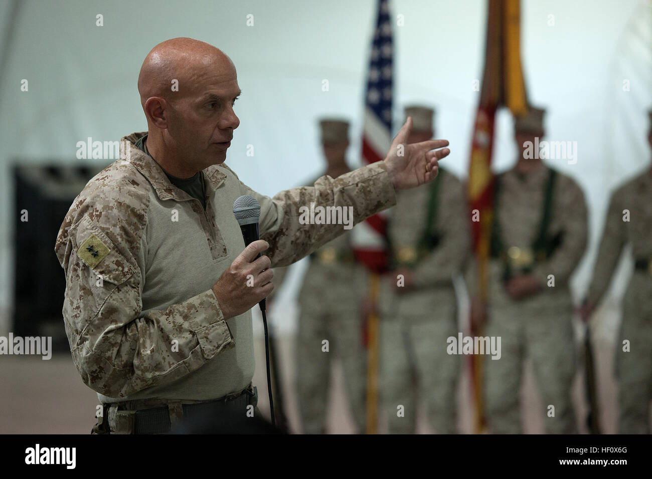 Le général des Marines américain David Berger, le général commandant de la 1 Division de marines (avant), prend la parole lors d'une cérémonie de transfert d'autorité ici, le 5 juillet 2012. Depuis leur activation en 1917, 5e et 6e régiments de Marines ont courageusement lutté pour l'Amérique du Nord, notamment dans la Première Guerre mondiale, quand ils ont combattu côte à côte dans la sanglante bataille de Belleau Wood. En décembre 2011, l'équipe de combat régimentaire 6 sont arrivés dans le nord de la province de Helmand pour appuyer l'opération Liberté immuable, se joindre à GTC-5 sur le même champ de bataille pour la première fois en 94 ans. Ce partenariat historique est maintenant à sa fin. Col Banque D'Images