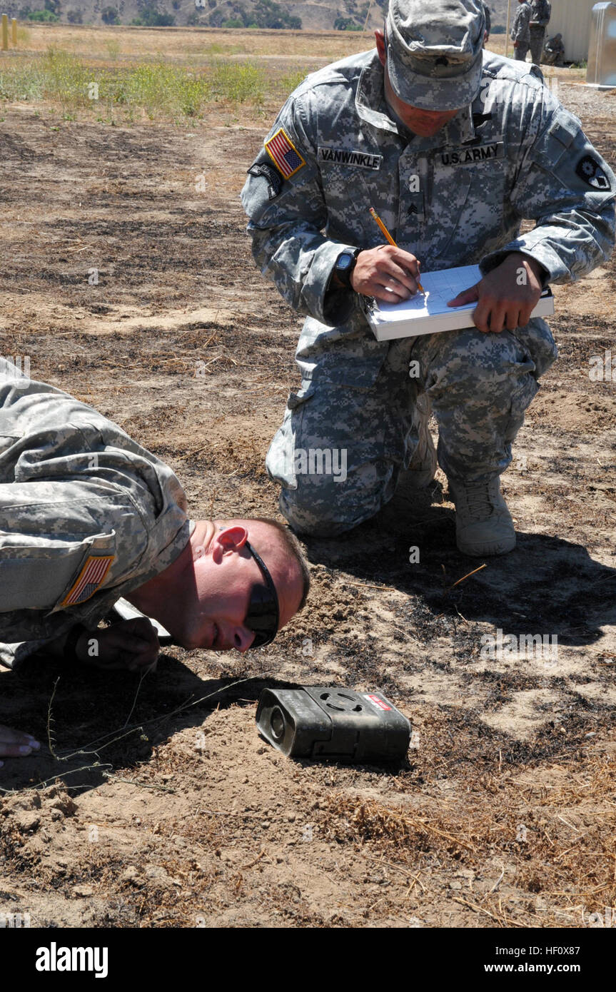 Faire reconnaissance sur une mine terrestre à Camp Roberts au cours de formation annuelle, le 8 juillet, le Sgt. Valeriy Didychenko des explosifs et munitions, un technicien à la 217e compagnie de neutralisation des explosifs, la Garde nationale de Californie, aide le Sgt. Lloyd Vanwinkle, un soldat d'infanterie attaché à l'unité et dans l'attente de l'École de NEM. Les soldats dans la société sont formés à rechercher certaines caractéristiques pour déterminer ce que les objets sont et comment les vaincre. 217e, l'équipe de neutralisation des forces de l'ordre jusqu'à la formation 120708-Z-QO726-004 Banque D'Images