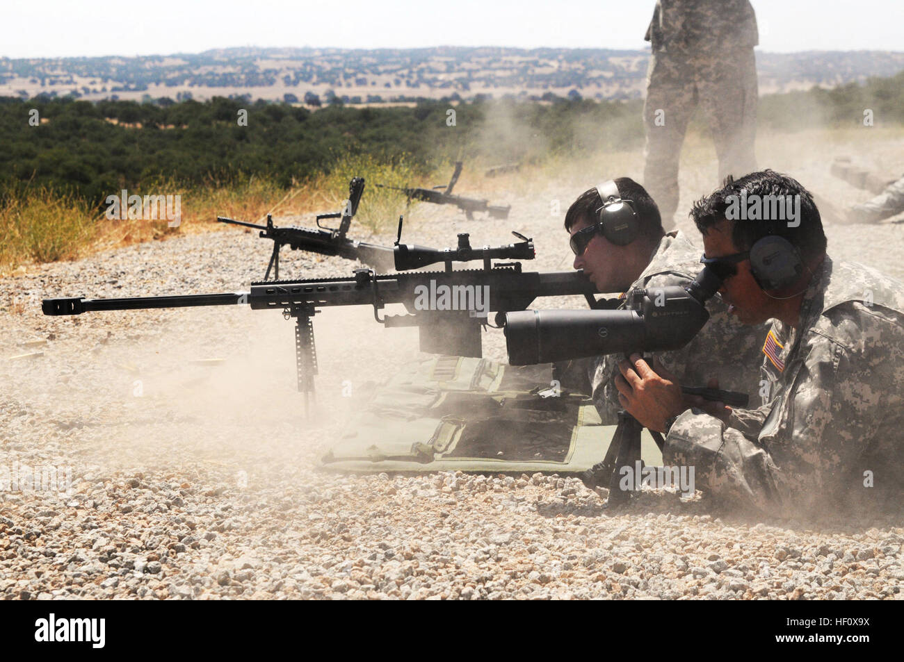 Elk Grove, Californie Spc natif. Matthew S. Renke, un spécialiste des explosifs et munitions membre de l'équipe de la 217e base Camp Roberts Ordnance Company (NEM), la Garde nationale de Californie le feux longue portée M107 disruptor tandis que Antioche, Californie autochtones de première Sgt. Stevan Mays fournit un support visuel avec un téléscope à Camp Roberts le 11 juillet. Souvent perçue comme une arme de séquences cibles humaines ou la désactivation de véhicules, le M107 est principalement utilisé par les techniciens de NEM comme un outil pour neutraliser les munitions potentiellement dangereux à distance. (Photo de Garde Nationale d'armée/Sgt. David S. Choi) 217E Banque D'Images