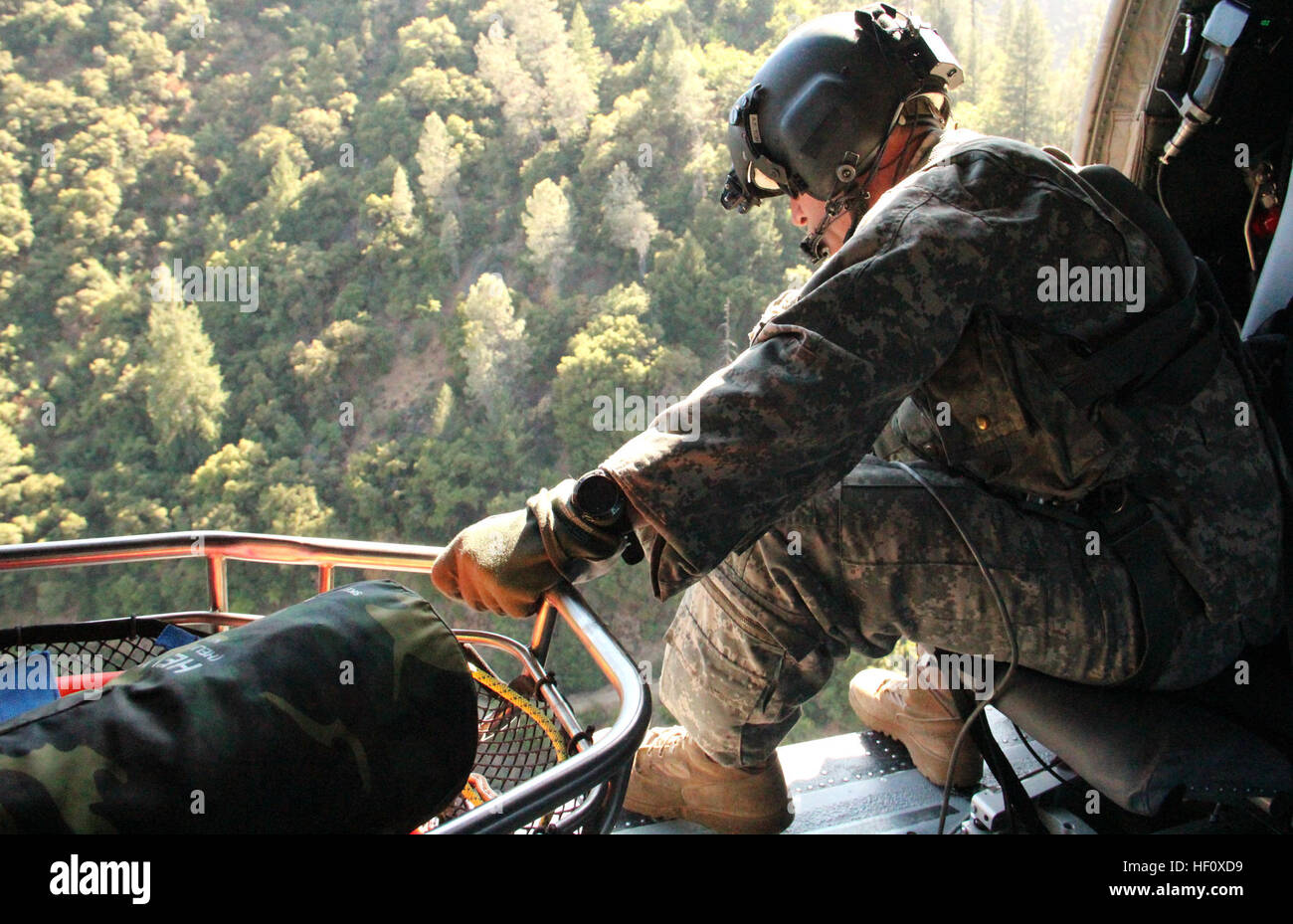 Le s.. Tom A. Gifford, un UH-60 Black Hawk, de réparateur de la Compagnie Charlie 1er Escadron 168e Bataillon de soutien général de la Californie, de l'Aviation Army National Guard recherche le site d'évacuation médicale pour ramasser un civil blessé d'une évacuation sanitaire (EVASAN) près de l'aéroport "Feu" dans le comté de placers 14 juillet dans un HH-60L'évacuation sanitaire. La Garde Nationale de Californie a été activé afin d'aider les autorités locales dans les efforts déployés pour fournir un moyen de transport rapide de personnes blessées sur un terrain difficile. (Photo de la Garde nationale de l'Armée/ Sgt. David S. Choi) recherches de l'armée américaine pour l'évacuation médicale Banque D'Images