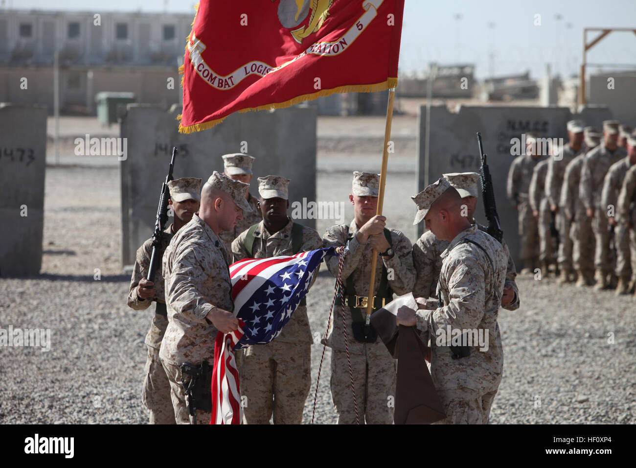 Le lieutenant-colonel Robert Meade (à droite), du bataillon logistique de combat 5, 1er Groupe Logistique maritime (avant), commandant et le Sgt. Le major Troy Noir, sergent-major du bataillon, le bataillon tubé au Camp couleurs Dwyer, Afghanistan, le 30 juillet. En plus de soutenir l'ensemble de la zone arrière, le bataillon a également fourni un appui direct aux unités d'infanterie en fournissant nourriture, courrier et nécessaires à l'approvisionnement des régions éloignées. Bataillon de logistique de combat 5 couleurs cas en Afghanistan, les chefs accueil pour préparer la prochaine mission 120729-M-UP355-001 Banque D'Images