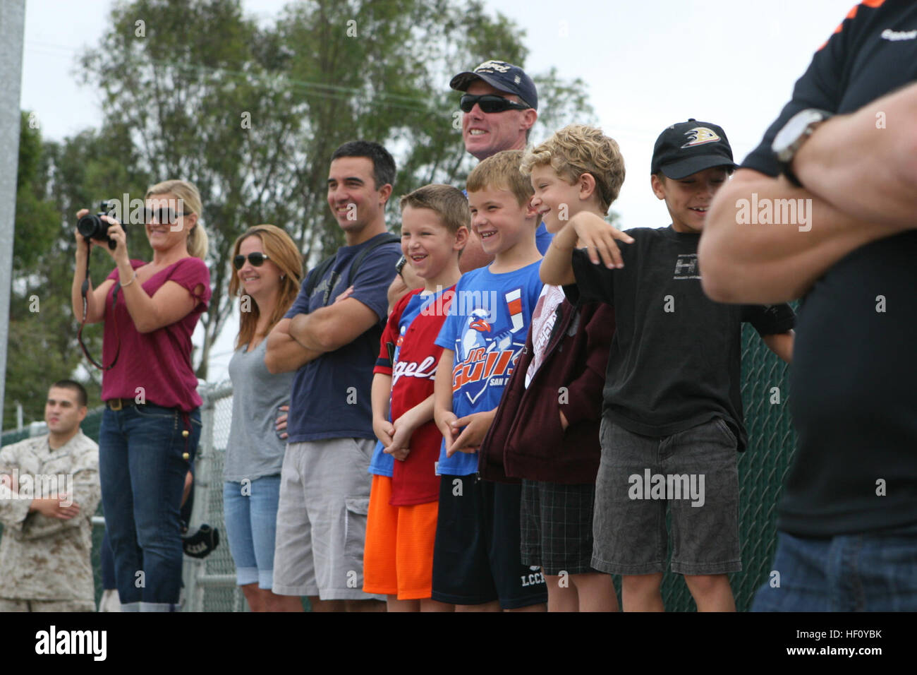 Joueurs de hockey avec le San Diego Jr. de mouettes et de l'Anaheim a vu une démonstration de chiens de la police militaire lors d'une défense de la Ligne bleue à bord de l'événement d'appréciation Marine Corps Air Station Miramar, Californie, le 24 août. Joueurs et entraîneurs a aussi visité la Tour de Contrôle et simulation d'armes à feu à l'intérieur de l'adresse au tir simulé formateur. Miramar grâce des joueurs de hockey, la défense de la Ligne bleue pendant l'événement de reconnaissance 120824-M-AH293-046 Banque D'Images