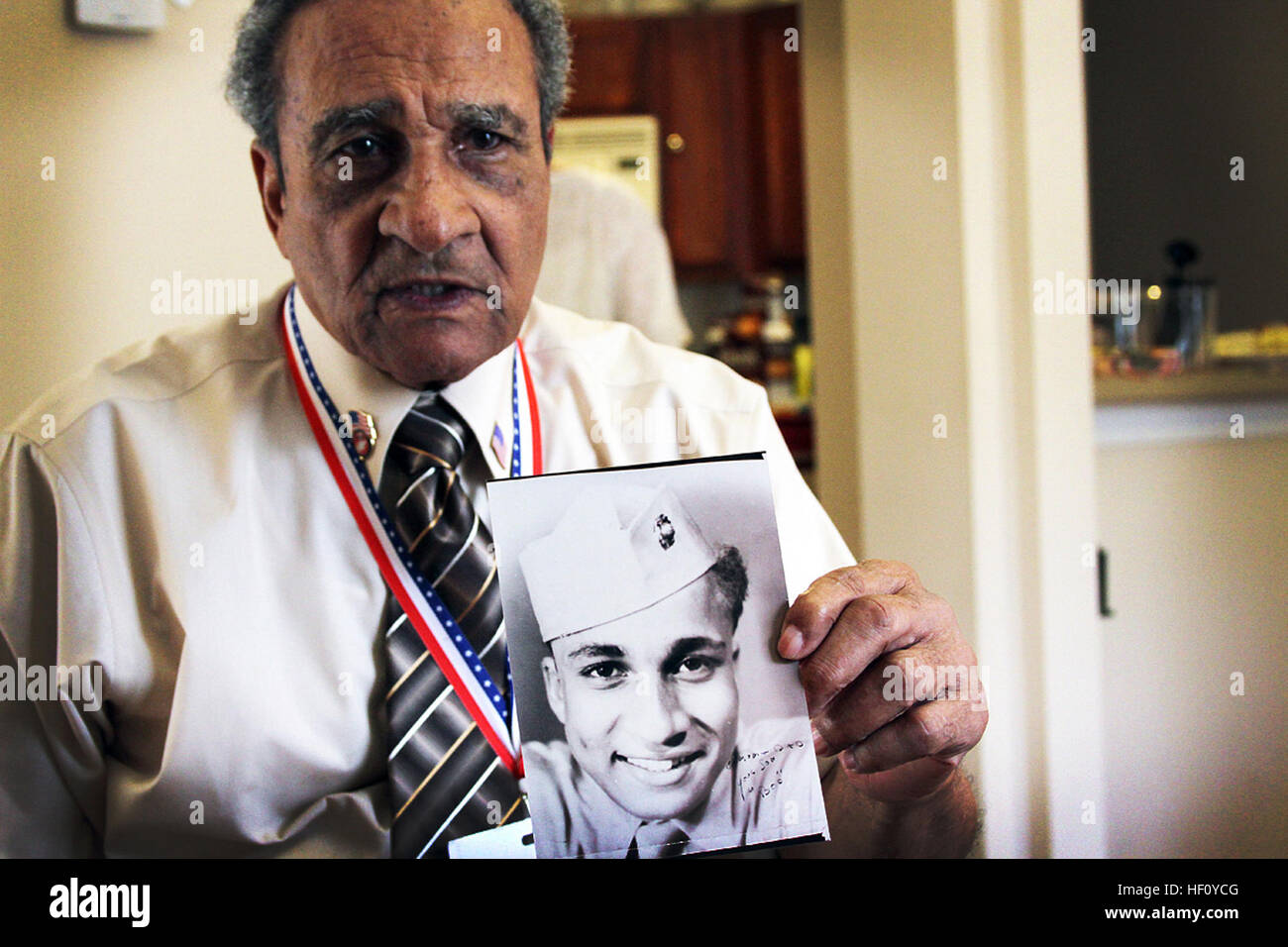 M. Robert blanc, un Original Montford Point Marine, contient jusqu'un auto-portrait il a pris au cours de son service dans le Corps des marines en poste à Hawaï. Les Blancs, 85, a reçu la médaille d'or du Congrès au cours d'une cérémonie à sa résidence. Il s'est enrôlé dans le Corps des marines pendant la Seconde Guerre mondiale, de Bronx, New York), à une époque où la discrimination raciale était chose courante et les services militaires ne font que commencer à la ségrégation. Entre 1942 et 1949, il y avait 19 168 recrues américaines, africaines au point Montford, N.C., près de Camp Lejeune. De ces marines, plus de 13 000 a servi outre-mer pendant la Banque D'Images
