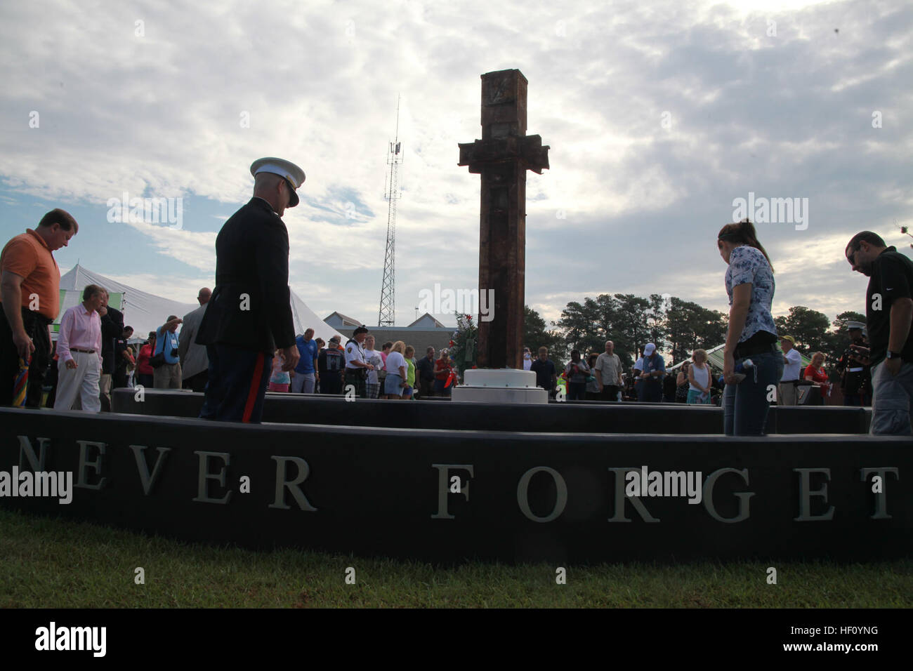 Le personnel du corps des Marines et les membres de la communauté observent un service commémoratif en 9/11 au Cherry point Memorial Plaza à Havelock, en Caroline du Nord, honorant les victimes et les premiers intervenants des attentats du 11 septembre. Banque D'Images