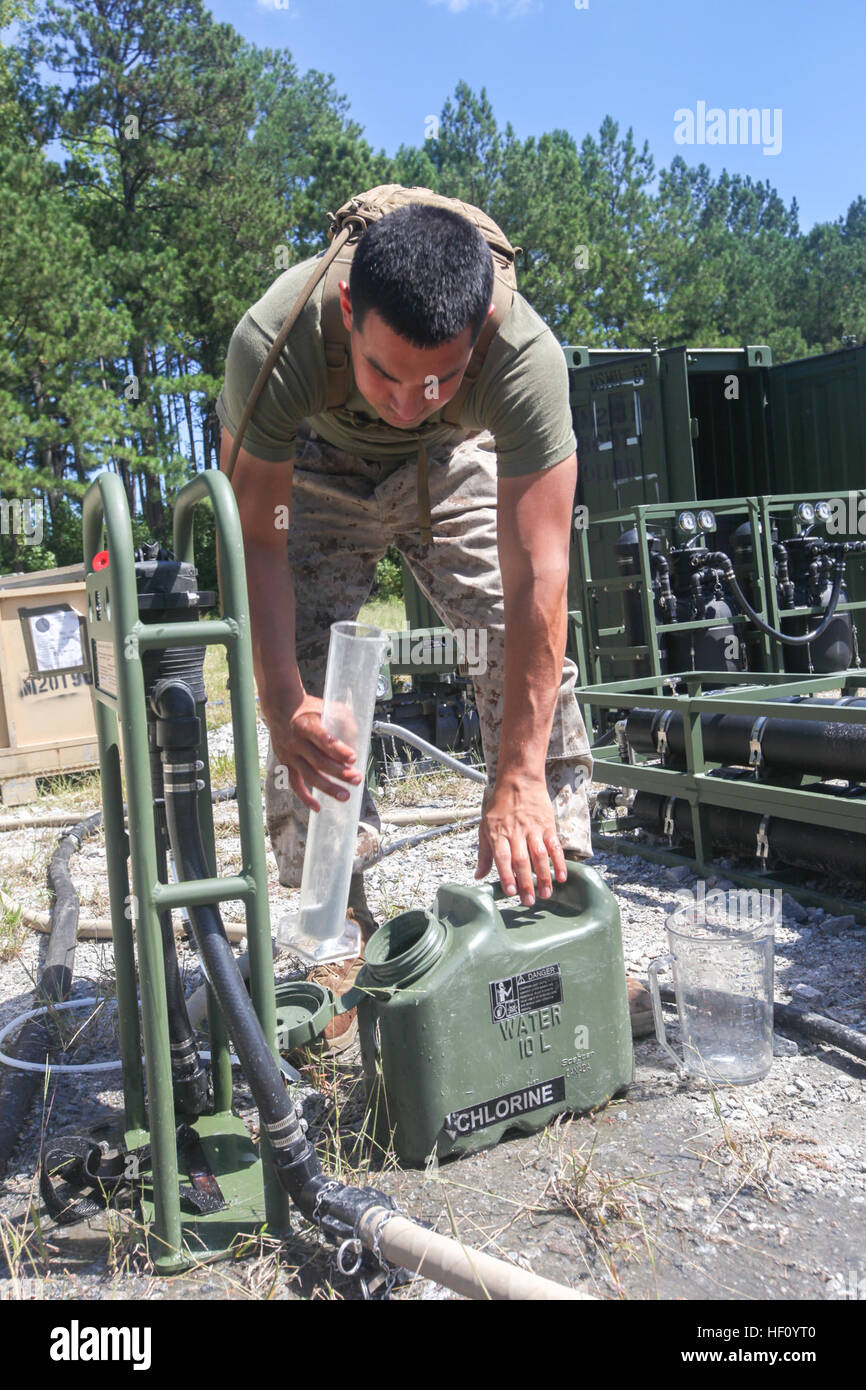 Lance le Cpl. Eric D. Rivera, a Houston, Texas, indigène, spécialiste de la purification de l'eau attribué à bataillon logistique de combat (BEC) 26, 26e Marine Expeditionary Unit (MEU), teste les niveaux de chlore dans les bataillons légers nouveau système de purification de l'eau à Fort Pickett, en Virginie, le 10 septembre, 2012. C'est la première fois que le bataillon a dépêché sur le système de purification, qui peuvent pomper de l'eau d'une source locale de l'eau et filtre 450 gallons par heure d'eau potable. Cette formation s'inscrit dans le cadre de la 26e MEU la formation avant le déploiement du programme. Bec-26 est un des trois renforts de MEU, 26 Banque D'Images