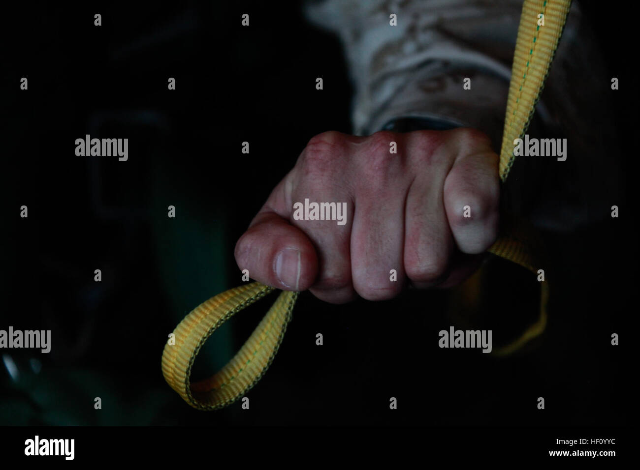 Avec un 2e Bataillon d'opérations spéciales Marine, Marine Corps Special Operations Command, attaquer la seule corde qui va déployer son parachute pendant la chute libre et de l'air statique-naissance soutien la formation d'un escadron de transport de ravitaillement aérien maritime 252 KC-130J Hercules, au-dessus de Marine Corps d'atterrissage auxiliaire Bogue, N.C., 12 septembre. Marines aériennes complet soutien la formation trimestrielle. MARSOC Marines s'envolent avec 2e MAW 120912-M-MF699-313 Banque D'Images