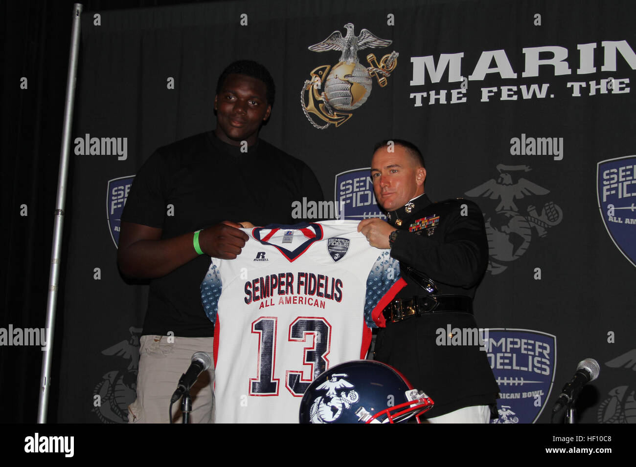 Le major Matthew P. Zummo, commandant, de recrutement Orange County, en Californie, présente Aaron Cochran, une offensive ligne d'Atwater, Californie, avec ses 2013 Semper Fidelis All-American Bowl jersey au Home Depot Center, du 22 septembre. Au cours de l'exercice12 MCRC, en partenariat avec rang junior, a mené des dizaines de Camps de Football Vol de diamants à travers le pays jusqu'à la 2013 Semper Fidelis All-American Bowl, prévu pour être joué le 4 janvier 2013, à Carson. Les recruteurs Marine réussir dans l'AF12 120922-M-WU868-001 Banque D'Images