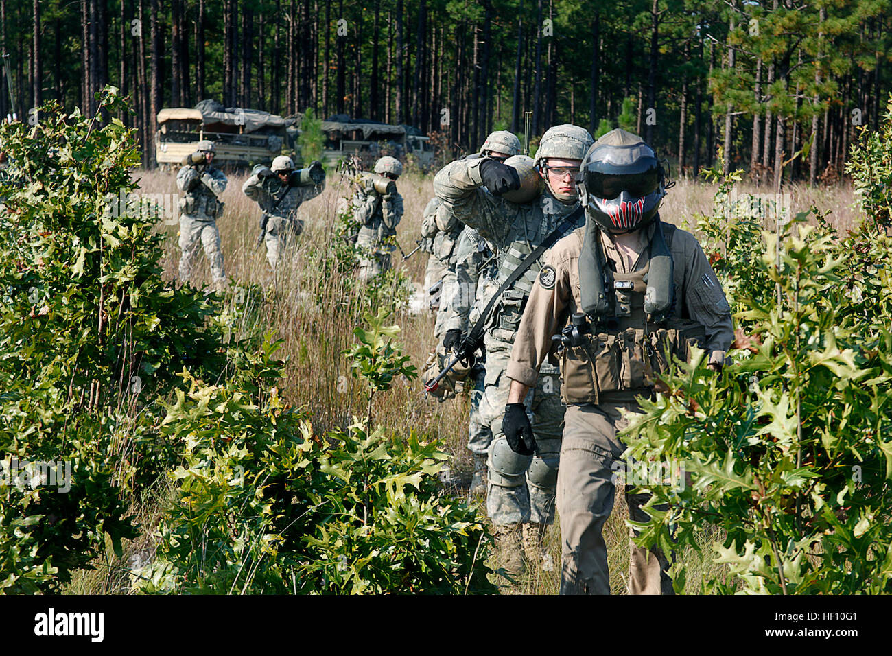 Le Cpl. Timothy A. Gayson, chef d'équipe avec l'Escadron d'hélicoptères lourds Marine 366, dirige un groupe de soldats de la 18e brigade des incendies, 82nd Airborne, à un CH-53E Super Stallion hélicoptère à Fort Bragg, N.C., 26 septembre. Le Capitaine Robert ch. Debeneadto, l'avenir de l'exploitation de HMH-366, a déclaré que les exercices conjoints unités prendre hors de leur zone de confort et les force à s'adapter aux nouveaux défis qu'on ne trouve pas normalement dans leurs fonctions habituelles. Les coups de l'artillerie de l'Armée de levage 120926-M-AF823-093 Banque D'Images