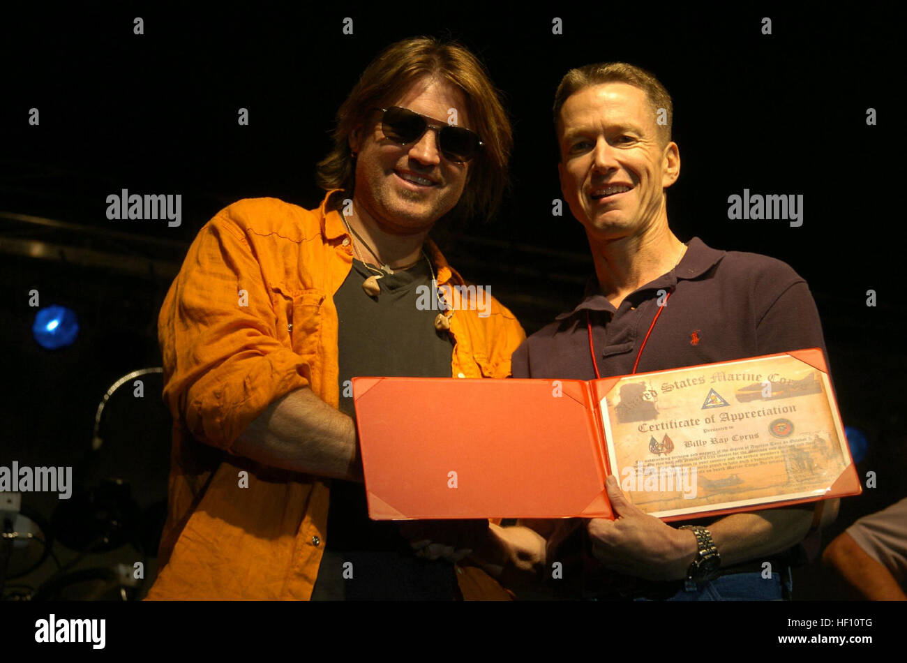 051005-M-9727T-007 Billy Ray Cyrus est présenté un certificat d'appréciation par Marine Corps Air Station Yuma commandant Le Colonel Benjamen Hancock au cours de l'un concert pour les Marines, marins, et leur famille à bord Marine Corps Air Station Yuma, Arizona, du 24 au 05 octobre 2005, dans le cadre de l'esprit de l'America Tour. Marine Corps officiel de droit par lance le Cpl. A. Cory Tepfenhart USMC (libéré) Billy Ray Cyrus 4 Banque D'Images