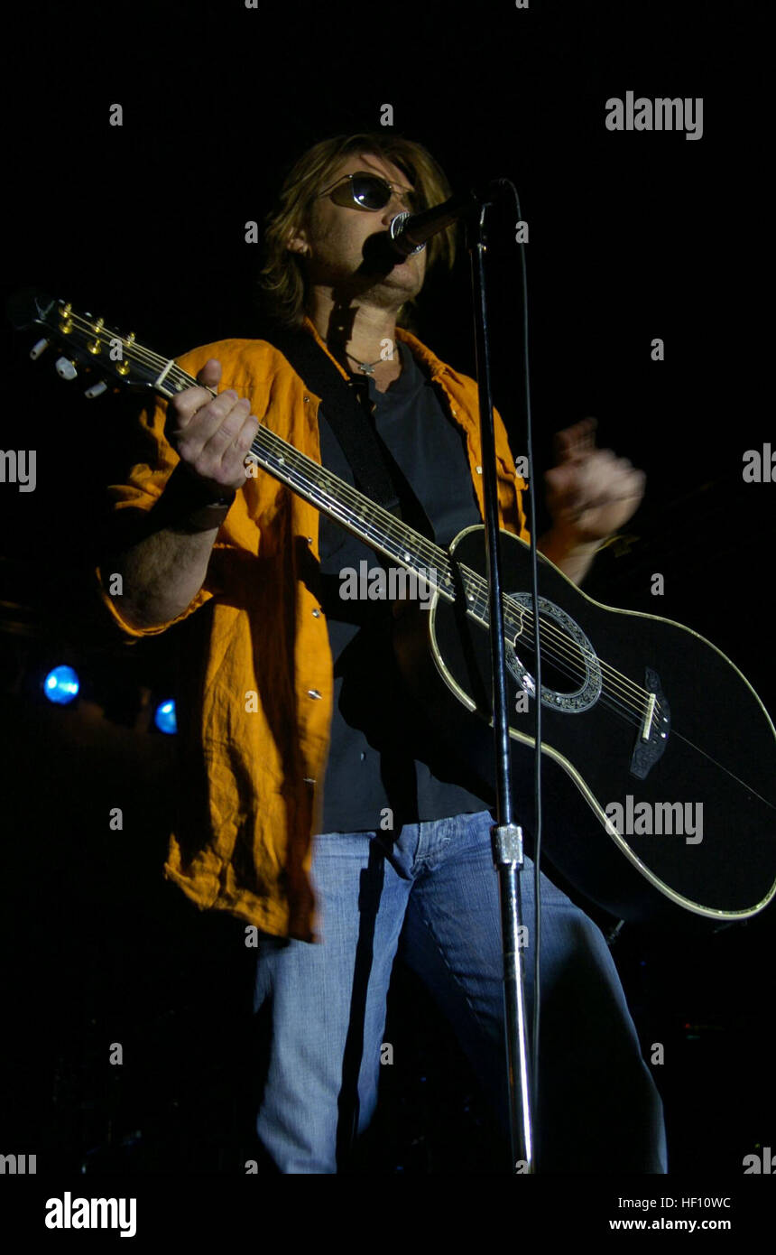 051005-M-9727T-008 Billy Ray Cyrus et sa bande ont un concert gratuit pour les Marines, marins, et leur famille à bord Marine Corps Air Station Yuma, Arizona, du 24 au 05 octobre 2005, dans le cadre de l'esprit de l'America Tour. Marine Corps officiel de droit par lance le Cpl. A. Cory Tepfenhart USMC (libéré) Billy Ray Cyrus singing Banque D'Images