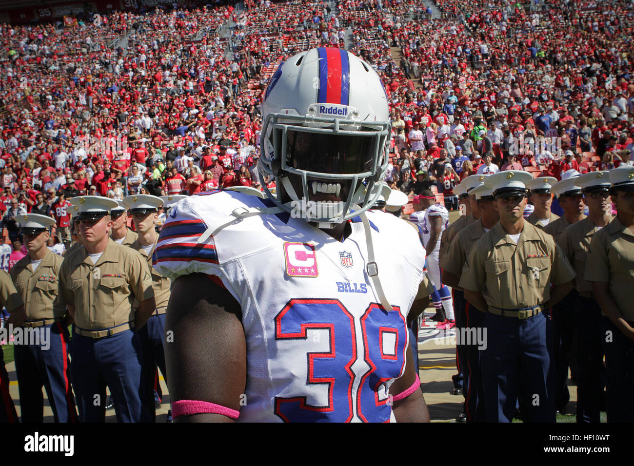 Buffalo Bills fullback Corey MCINTYRE montre son jeu face à l'avant de Marines servant avec la 13e Marine Expeditionary Unit juste avant le chant de l'hymne national à Candlestick Park, le 7 octobre 2012. Les Marines américains, les marins, les gardes côtes et les membres de la Marine royale canadienne ont marché sur le terrain pour saluer pendant le chant de l'hymne national. Les membres du service ont reçu une ovation comme ils ont quitté le terrain. San Francisco la Fleet Week à saluer les membres militaires jeu 121007 49ers-M-XZ164-411 Banque D'Images