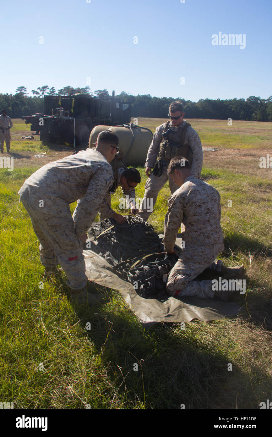 Marines du bataillon logistique de combat (BEC) 26 suspension pratique cinq tonnes d'eau souples sous un CH-53E Super Stallion moyen maritime avec l'escadron à rotors basculants (VMM) 266 renforcée à Camp Lejeune, N.C., 23 octobre, 2012. Bec-26 et VMM-266 (rein) sont des renforts de 26e MEU, qui est prévue pour le déploiement en 2013. Bataillon de logistique de combat 26 hélicoptère effectue la formation de suspension 121023-M-LP523-010 Banque D'Images