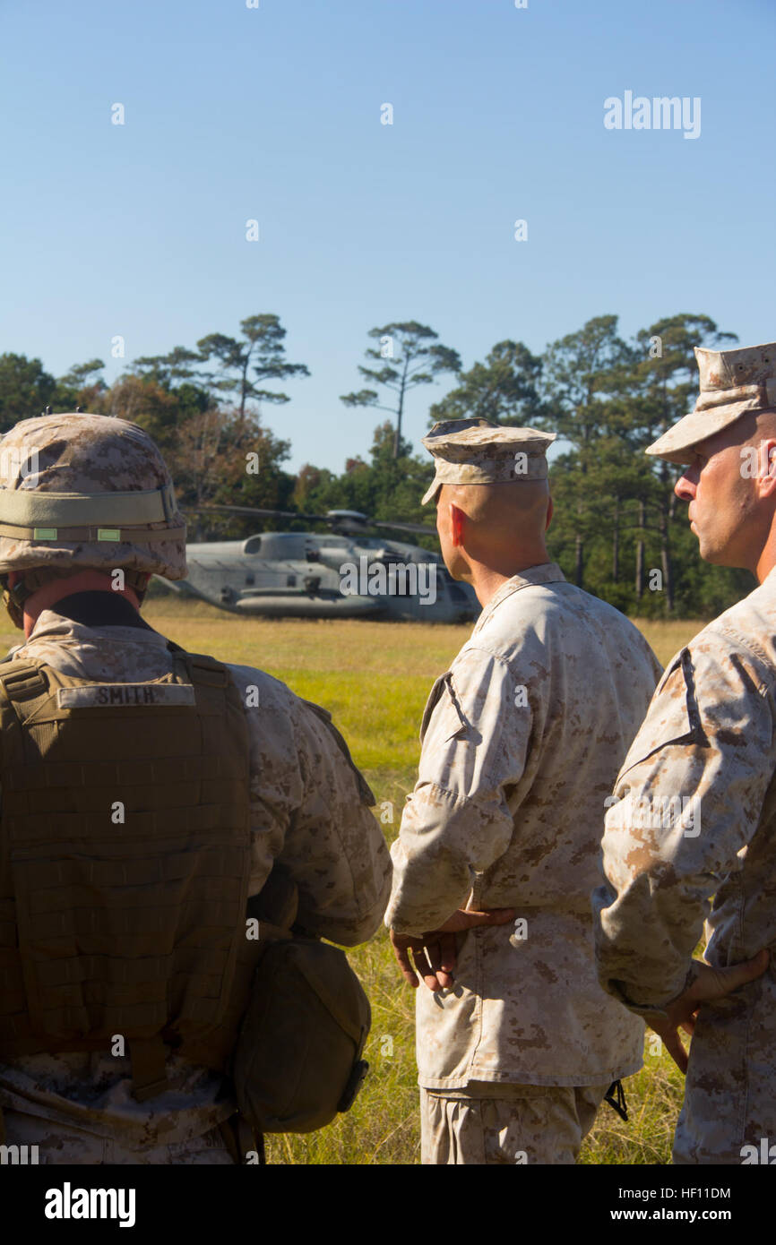 Le Colonel Matthew G. Sainte-claire (centre), 26e Marine Expeditionary commandant de l'unité, les montres comme des Marines du bataillon logistique de combat (BEC) 26 suspension pratique cinq tonnes d'eau souples sous un CH-53E Super Stallion moyen maritime avec l'escadron à rotors basculants (VMM) 266 renforcée à Camp Lejeune, N.C., 23 octobre, 2012. Bec-26 et VMM-266 (rein) sont des renforts de 26e MEU, qui est prévue pour le déploiement en 2013. Bataillon de logistique de combat 26 hélicoptère effectue la formation de suspension 121023-M-LP523-014 Banque D'Images