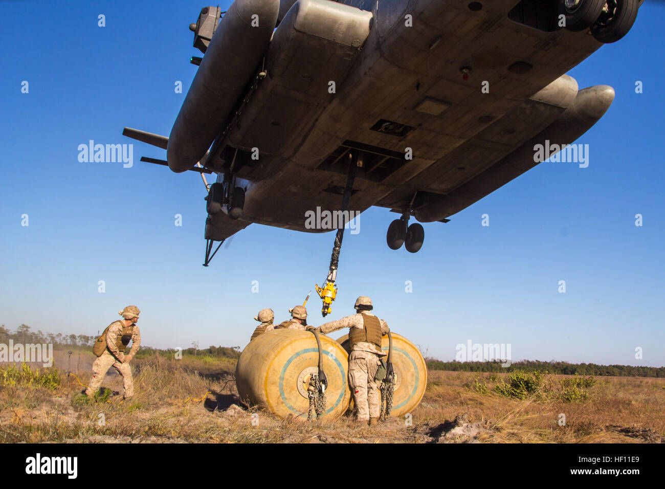 Marines affectés à la lutte contre le 26 Bataillon logistique (CLB-26), 26e Marine Expeditionary Unit (MEU) Hélicoptère 26 conduite suspension formation à la zone d'atterrissage sur Falcon Camp Lejeune, N.C., 23 octobre 2012. Un CH-53E Super Stallion' affecté à l'escadron 266 à rotors basculants moyen maritime (VMM-26) soulevé et déposé deux conteneurs de 500 litres d'eau entre deux zones d'atterrissage. La formation a été réalisée dans le cadre du 26e MEU la formation avant le déploiement du programme. La 26e MEU est prévu de déployer en 2013. (U.S. Marine Corps photo par le Cpl. Christopher Q./Pierre) Parution 266 VMM REIN TVH 121023-M-SO289-035 Banque D'Images