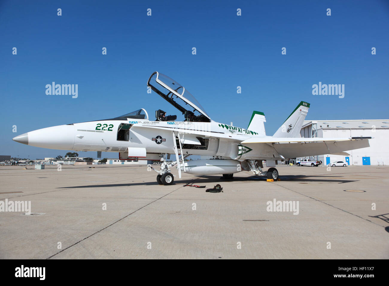 Une médaille commémorative de l'honneur F/A-18B Hornet de la chasse de l'escadron de formation Marine attaque 101 s'affiche sur Marine Corps Air Station Miramar, San Diego (Californie), 2 novembre 2012. L'avion a été préparé pour un vol pour son dévouement Médaille d'honneur des bénéficiaires : les Marines des États-Unis Sgt. Dakota du L. Meyer et le Cpl. Jason L. Dunham, et U.S. marins Le lieutenant Michael P. Murphy et maître de 2e classe Michael A. Monsoor. (U.S. Marine Corps photo par Lance Cpl. Allison J. Herman/libérés) Médaille commémorative de l'honneur F-A-18B Hornet - 121102-M-DF987-006 Banque D'Images
