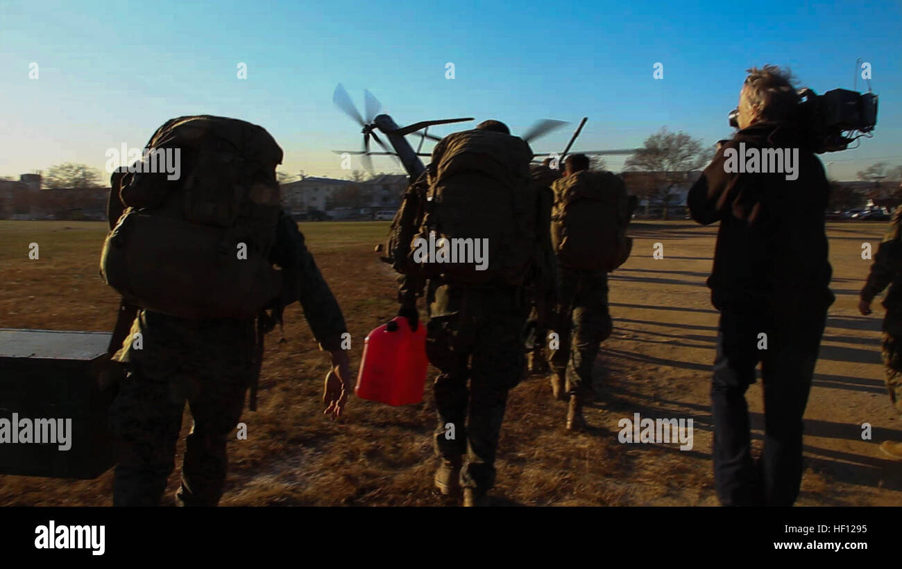 Marines de la 26e Marine Expeditionary Unit (MEU) se préparer à quitter le champ de Miller, Staten Island, à la suite de l'Ouragan Sandy, le 6 novembre 2012. La 26e MEU est en mesure de fournir des générateurs, le carburant, l'eau propre, et d'hélicoptères de transport à l'aide aux sinistrés. La 26e MEU est actuellement à l'instruction préalable au déploiement, la préparation de leur départ en 2013. Comme une force expéditionnaire opérant à partir de la mer, l'IP est un groupe de travail air-sol marins capables de mener des opérations amphibies, des interventions de crise et des opérations d'urgence limitée.(U.S. Marine Corps photo par GySgt. Banque D'Images